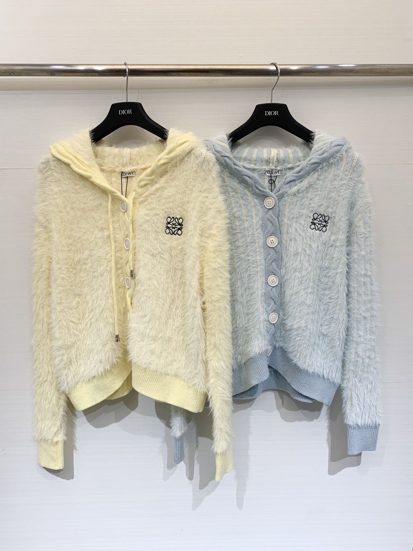 NO:747957,Loewe 26 new spring and summer mink fur hooded cardigan with logo pattern decoration and embellishment. Series models are shipped. The upper body has a high-end atmosphere. Two-color SML,,loewe,hats,19860909Loewe 26春夏新款 水貂毛连帽开衫款 logo图案修饰点缀 系列款出货 上身高级氛围感 两色SML,,loewe,hats,,Women's clothing