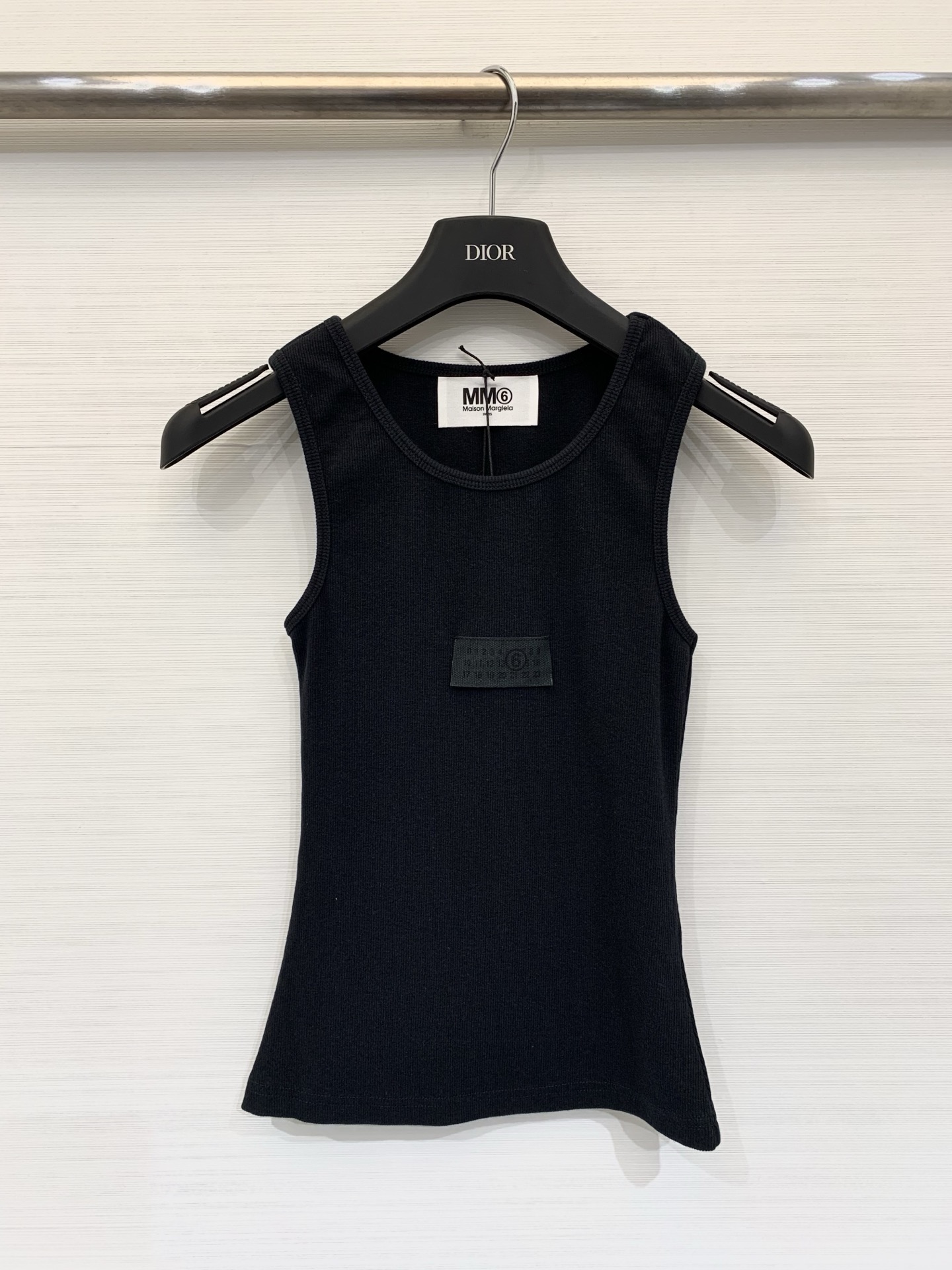 NO:747949,MM6 2026 early spring new style retro design simple style old thread vest two colors sml, masion margiela,19860909MM6 2026早春新款 复古设计简约风做旧螺纹背心 两色sml,,masion margiela,,Women's clothing