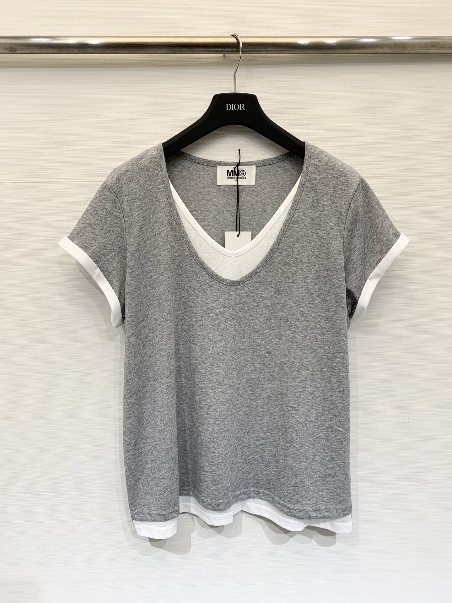 NO:749780,MM6 26 new spring and summer style fake two-piece contrasting color patchwork T-shirt short sleeves, the cuffs are designed with contrasting curls, which are not flattering and can naturally modify the body shape. The hem can be tucked in at the waist or dropped naturally, suitable for a variety of wearing scenarios. Size SML, masion margiela, T-shirt, tees, t-shirt,19860909MM6 26春夏新款 假两件撞色拼接T恤短袖,袖口采用撞色卷边设计,不挑身材,能自然修饰身形,下摆可随意塞腰或自然垂落,适配多种穿搭场景 码数SML,,masion margiela,T-shirt,tees，t-shirt,,Women's clothing