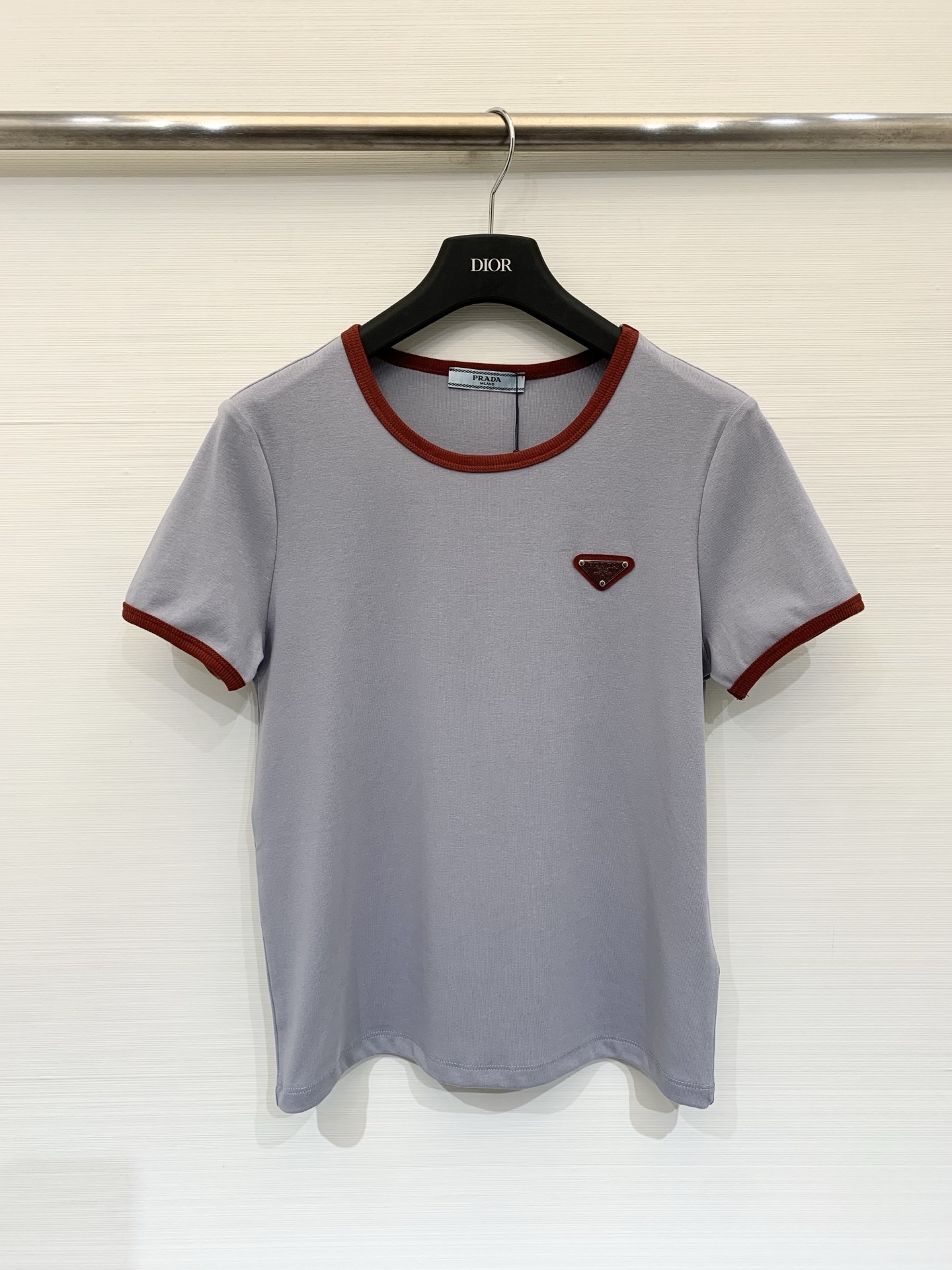 NO:749756,Prada 26 spring and summer new style  Striped short sleeves, red and blue contrasting colors + triangle logo, the classic blue and white stripes bring a refreshing atmosphere, and the contrasting red rib design on the collar and cuffs instantly breaks the monotony and becomes an eye-catching highlight. The iconic triangle logo on the chest low-key highlights the brand identity, with both texture and recognition. Select soft and waxy  Knitted fabric is skin-friendly, breathable and has a drapey feel. The round neck and short sleeves are neatly cut and slim-fitting. Wearing them alone is a refreshing and casual style. Layering them with denim or knitted fabrics can unlock a retro accent. Whether paired with denim, pleated skirts or wide-leg pants, you can easily achieve a sense of summer fashion. Hot-selling items are in stock quickly, so don’t be slow!  All three standards are complete, and the goods will be shipped in large quantities!  Size SML,,prada,skirts,T-shirt,19860909Prada 26春夏新款 条纹短袖,红蓝撞色＋三角徽标,经典蓝白条纹自带清爽氛围感,领口与袖口的红色罗纹撞色设计,瞬间打破单调,成为吸睛亮点.胸前标志性三角徽标,低调彰显品牌身份,质感与辨识度并存.甄选软糯针织面料,亲肤透气又有垂坠感,圆领短袖剪裁利落修身,单穿是元气休闲风,叠穿牛仔或针织又能解锁复古腔调.无论是搭配牛仔、百褶裙还是阔腿裤,都能轻松拿捏夏日时尚感,爆款现货速抢,手慢无！三标齐全,大货出！码数SML,,prada,skirts,T-shirt,,Women's clothing