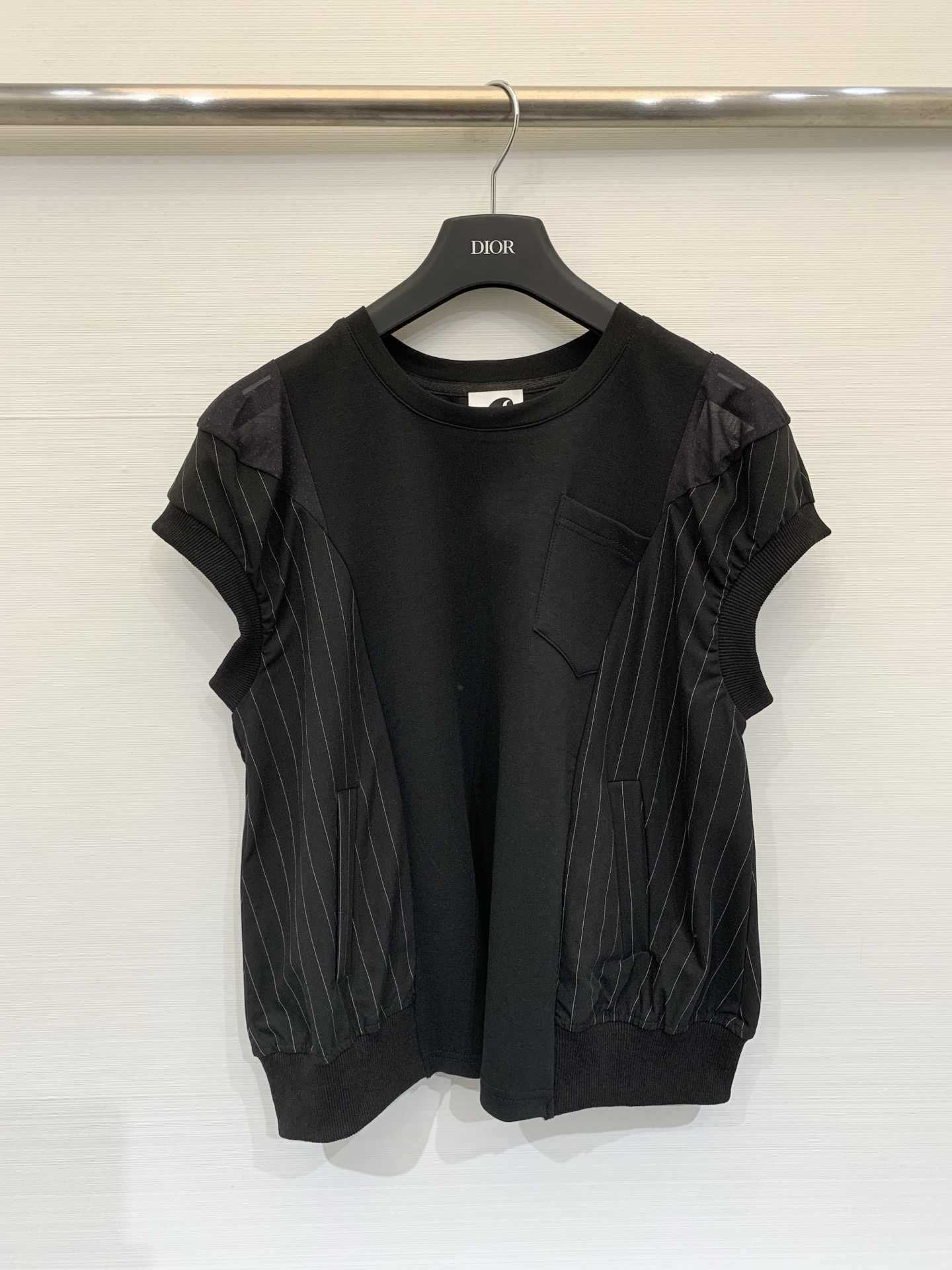 NO:749776,Sacai 26 spring and summer new style. A gray short-sleeved top with a strong sense of splicing design. It has rich visual layers. It is suitable for matching overalls, straight jeans or skirts. It is suitable for daily outings and light retro dressing scenes. It is a basic upgraded item with great personality. Two-color sml, skirts, jeans, T-shirt,19860909Sacai 26春夏新款 拼接设计感极强的灰色系短袖上衣,视觉层次丰富,适合搭配工装裤、直筒牛仔裤或半裙,适配日常出街、轻复古穿搭场景,是极具个性的基础款升级单品 两色sml,,skirts,jeans,T-shirt,,Women's clothing