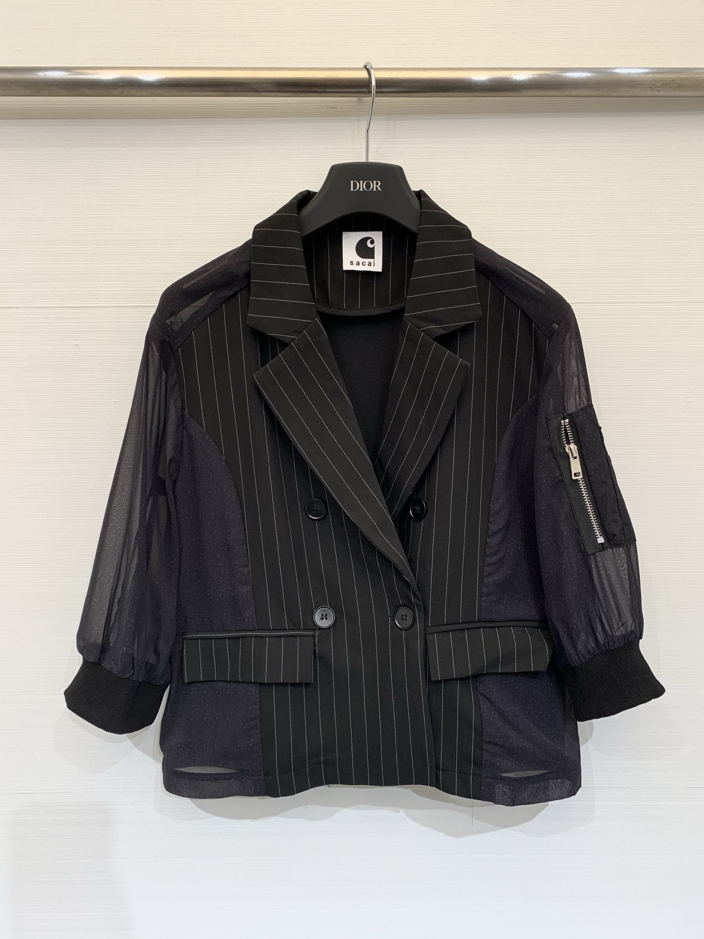 NO:749773,Sacai 26 spring and summer new style spliced ​​deconstructed suit jacket, classic double-breasted suit lapels, with loose shoulder tailoring, short length, slightly gathered hem, suitable for high-waisted bottoms, optimized body proportions, can be paired with wide-leg trousers, work skirts or jeans. Size SML,,skirts,jeans,jackets & coats,business suit,19860909Sacai 26春夏新款 拼接解构西装外套,经典双排扣西装翻领,搭配宽松落肩剪裁,衣长偏短款,下摆微收,适配高腰下装,优化身材比例,可搭配阔腿西裤、工装裙或牛仔裤 码数SML,,skirts,jeans,jackets & coats,business suit,,Women's clothing