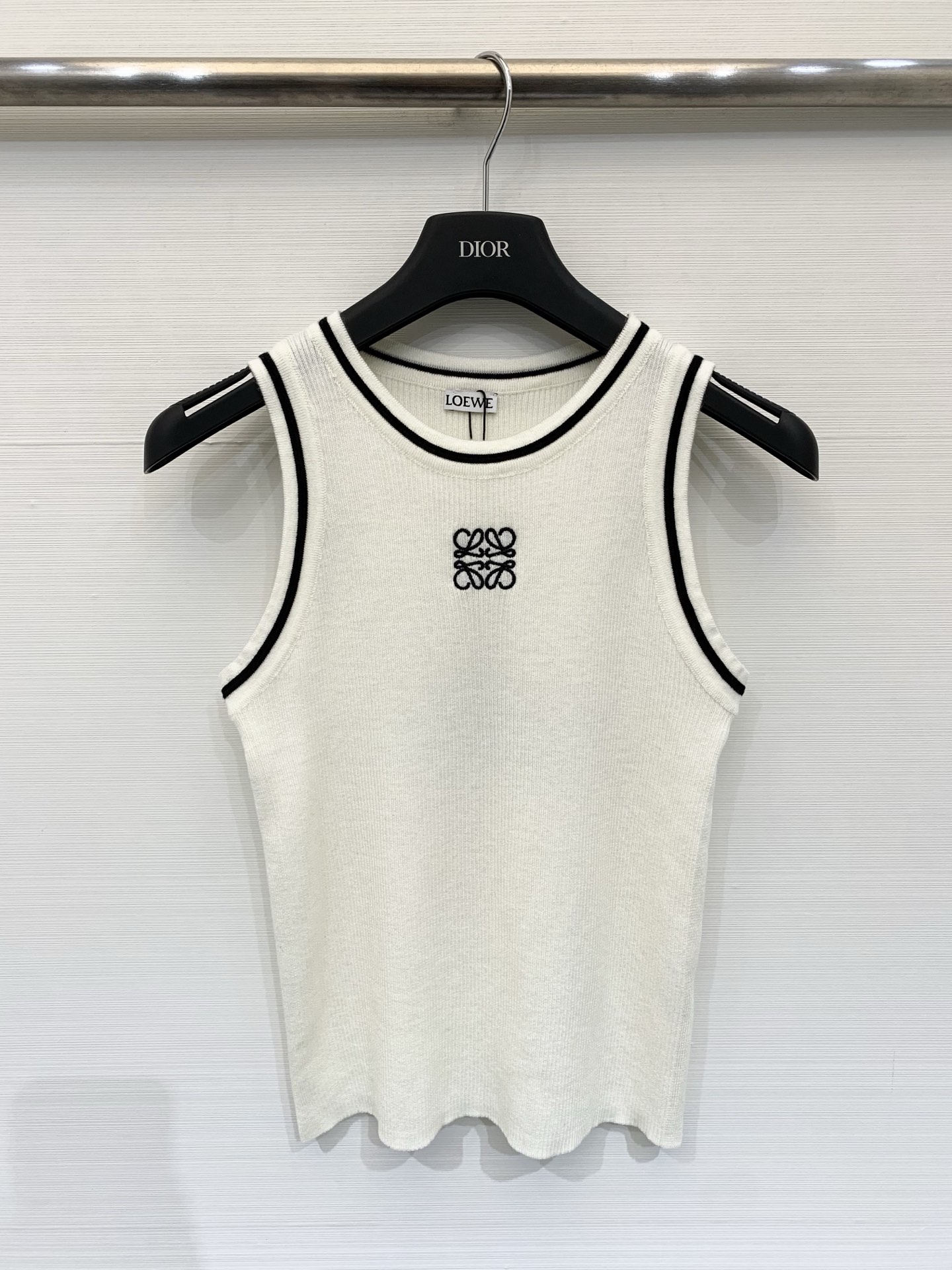 NO:749783,Loewe 26 spring and summer new style classic logo embroidered knitted vest wool three-color SML,,loewe,19860909Loewe 26春夏新款 经典Logo刺绣针织背心 羊毛 三色SML,,loewe,,Women's clothing