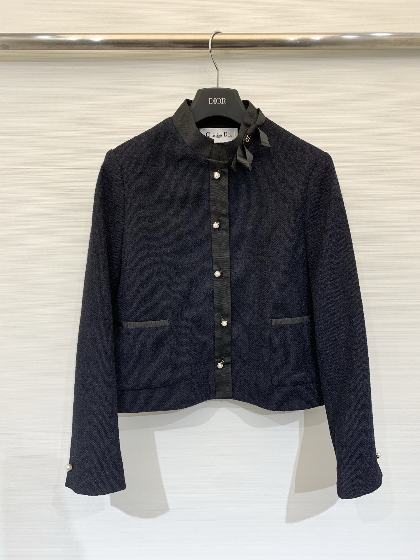 NO:749761,The new Dior 26 early spring series is the same short navy blue jacket as shown in the show. The stand-up collar design is matched with pearl-like buttons, which is both neat and gentle. The black trim on the placket and pockets cleverly outlines the neat lines and makes the overall shape more layered. The selected fabrics have both stiffness and drape. It can resist the cool weather and easily create a capable aura. Paired with the same series of dresses, it instantly enhances the style and gives people a mature and elegant temperament.  Size SML,,dior,skirts,jackets & coats,19860909Dior 26早春系列新款 秀场同款藏青色短款外套 立领设计搭配珍珠般的纽扣 既利落又不失温柔 门襟与口袋的黑色镶边 巧妙勾勒出利落线条 让整体造型更具层次 精选的面料兼具挺括感与垂坠感 既能抵御微凉天气 又能轻松塑造干练气场 搭配同系列连衣裙瞬间提升造型质感 给人一种情熟优雅气质 码数SML,,dior,skirts,jackets & coats,,Women's clothing