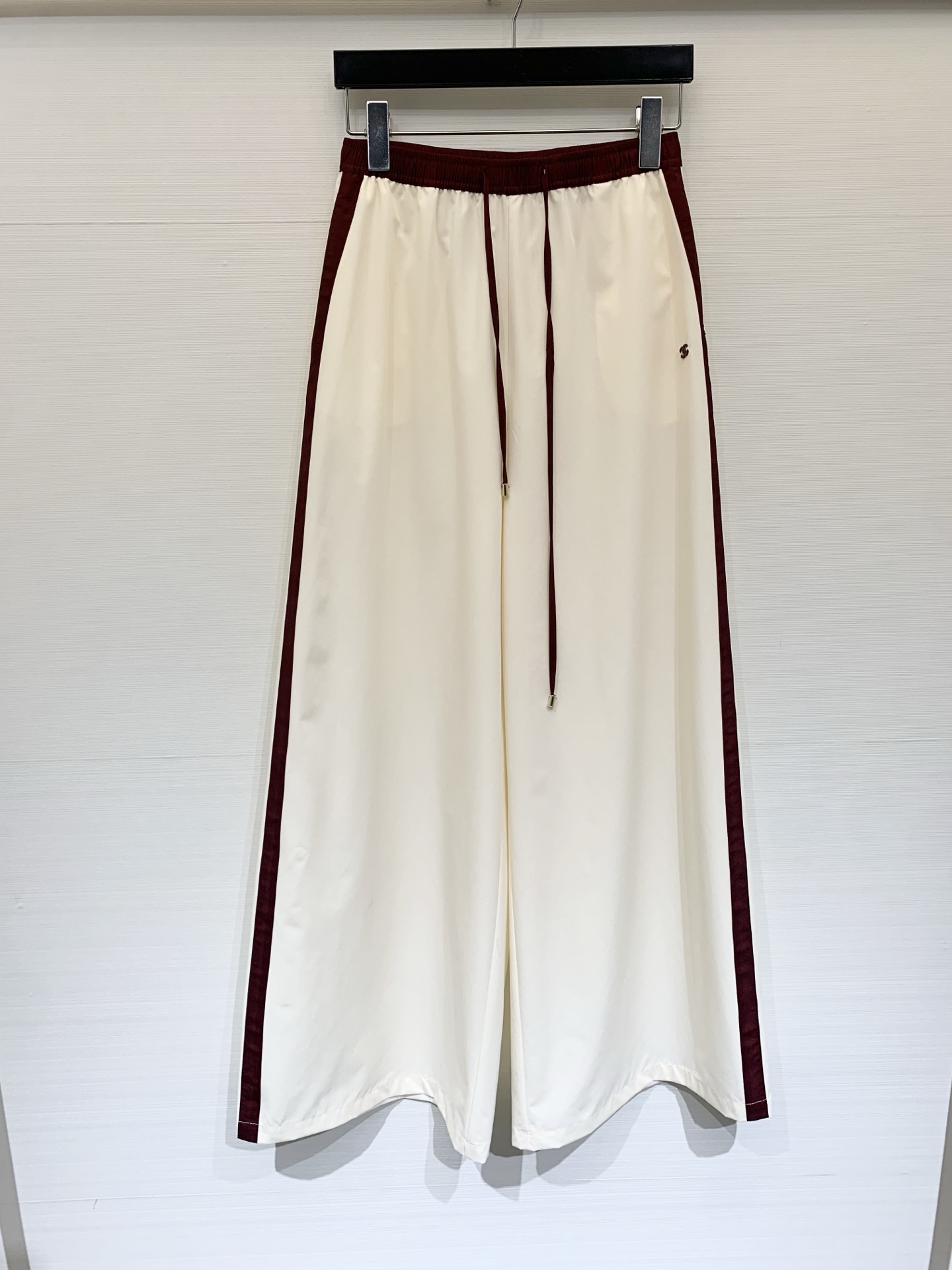 NO:749753,CHANEL 26 early spring series three-piece new set Shan Yichun's three-piece set with the same small fragrance as in the show. The upper body is so handsome that no one has friends. The lapel single-breasted long-sleeved shirt is off-white with burgundy piping and comes with a retro filter. The loose version does not pick up the figure. It is lazy and frank. The combination of suspenders + shirt + trousers can not only give a sense of layering, but also be able to flexibly cope with temperature differences. It has a casual and boyish look on the outside. It is a little sexy when worn alone on the inside.  The essence of this kind of 'wearing pajamas outside' is to wear comfort into fashion. There is no need to deliberately concave the shape. Standing casually, it will look like a magazine cover. Take it separately. Size: SML, chanel, shirts,19860909CHANEL 26早春系列三件套新款 单依纯秀场同款小香风三件套 上身帅到没朋友 翻领单排扣长袖衬衫 米白底色搭配酒红滚边自带复古滤镜 宽松版型不挑身材 慵懒中透着率性 吊带+衬衫+长裤的组合 既能穿出层次感 又能灵活应对温差 外搭是随性少年感 单穿内搭又带点小性感 这种“睡衣外穿”的精髓 就是把舒适穿成时尚 不用刻意凹造型 随便站着就是杂志封面既视感分开拿 码数SML,,chanel,shirts,,Women's clothing