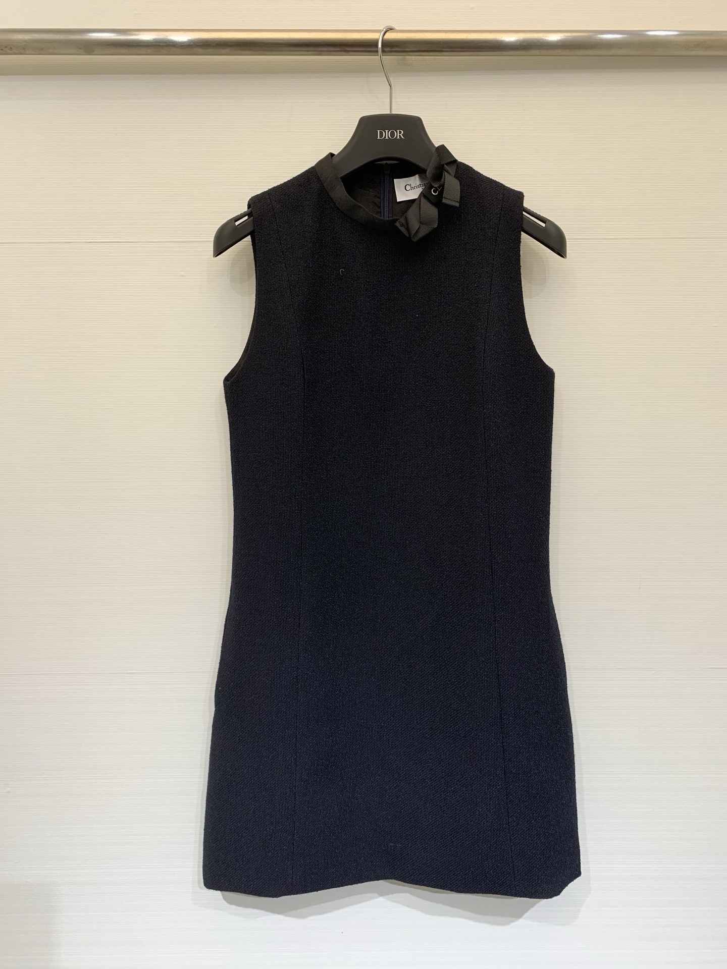 NO:749769,Dior 26 new early spring series, navy blue sleeveless dress, neat straight cut, outlines an effortless high-end silhouette, black bow at the neckline, embellished with a low-key logo, adding a bit of sophistication to simplicity. The selected fabrics have a delicate texture, soft to the touch but stiff and stylish. Whether worn alone or layered with coats, it can easily hold up in diverse scenes from the workplace to dinner.  A timeless classic choice, SML, dior, skirts, jackets & coats,19860909Dior 26早春系列新款 藏青色无袖连衣裙 利落的直筒剪裁 勾勒出不费力的高级轮廓 领口处的黑色蝴蝶结 缀着低调的logo标识 在简约中添了几分精致巧思 精选的面料带着细腻肌理 触感柔软却挺括有型无论是单穿亮相 还是叠搭外套 都能轻松hold住从职场到晚宴的多元场景 是永不过时的经典之选码数SML,,dior,skirts,jackets & coats,,Women's clothing
