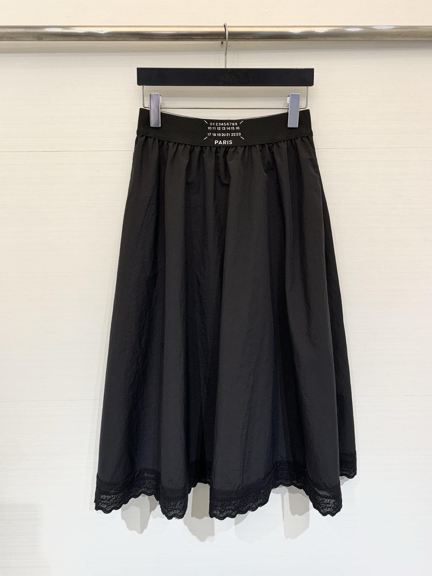 NO:751514,MM6 26 spring and summer new style. A high-waisted long skirt. The hem is spliced ​​with water-soluble floral lace. It is a perfect recommendation. The whole skirt is particularly well-cut. High-waist design. Customized drape fabric. It is draped and stylish and very high-end. This is also the reason why the upper body looks slimmer. Knee-length mid-length. Two-color SML, masion margiela, skirts,19860909MM6 26春夏新款 一眼种草高腰长半裙 下摆拼接水溶花蕾丝边 不会出错的满分推荐 整个裙型剪裁特别好 高腰设计 定制垂感面料 垂顺有型又很高级 这也是上身显瘦的原因所在 过膝中长款 两色SML,,masion margiela,skirts,,Women's clothing