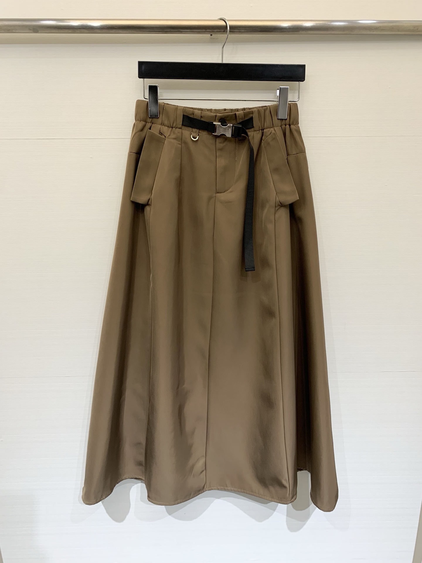 NO:751517,Prada 26 spring and summer new style functional umbrella skirt is made of regenerated nylon material, light and crisp, the umbrella shape is very figure-friendly! Dark gray brown is low-key and versatile, the belt design is both practical and decorative, easy to adjust the waistline, neat and stylish. A must-have for autumn and winter, match with sweaters or down jackets, soft and cool balance. Two-color SML, prada, skirts, down jacket,19860909Prada 26春夏新款 机能风伞裙 采用再生尼龙材质,轻盈挺括,伞状廓形超显身材友好!深灰棕色低调百搭,腰带设计兼具实用与装饰,轻松调节腰线,利落又有型.秋冬穿搭必备,搭配针织衫或羽绒服,柔酷平衡 两色SML,,prada,skirts,down jacket,,Women's clothing