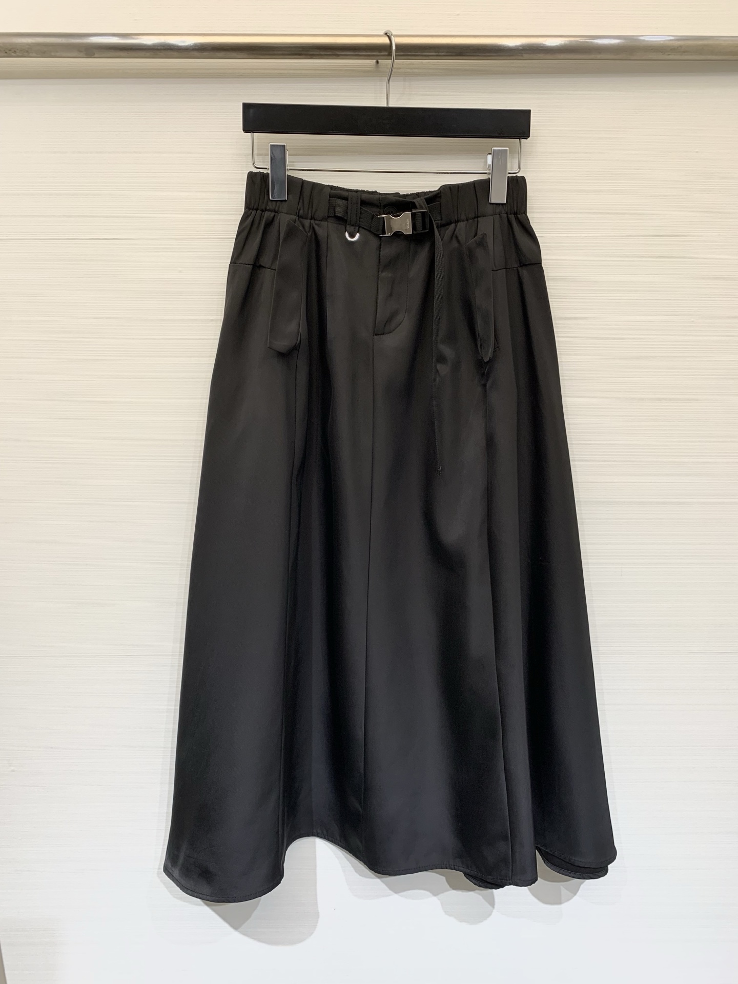 NO:751523,Prada 26 spring and summer new style functional umbrella skirt is made of regenerated nylon material, light and crisp, the umbrella shape is very figure-friendly! Dark gray brown is low-key and versatile, the belt design is both practical and decorative, easy to adjust the waistline, neat and stylish. A must-have for autumn and winter, match with sweaters or down jackets, soft and cool balance. Two-color SML, prada, skirts, down jacket,19860909Prada 26春夏新款 机能风伞裙 采用再生尼龙材质,轻盈挺括,伞状廓形超显身材友好!深灰棕色低调百搭,腰带设计兼具实用与装饰,轻松调节腰线,利落又有型.秋冬穿搭必备,搭配针织衫或羽绒服,柔酷平衡 两色SML,,prada,skirts,down jacket,,Women's clothing