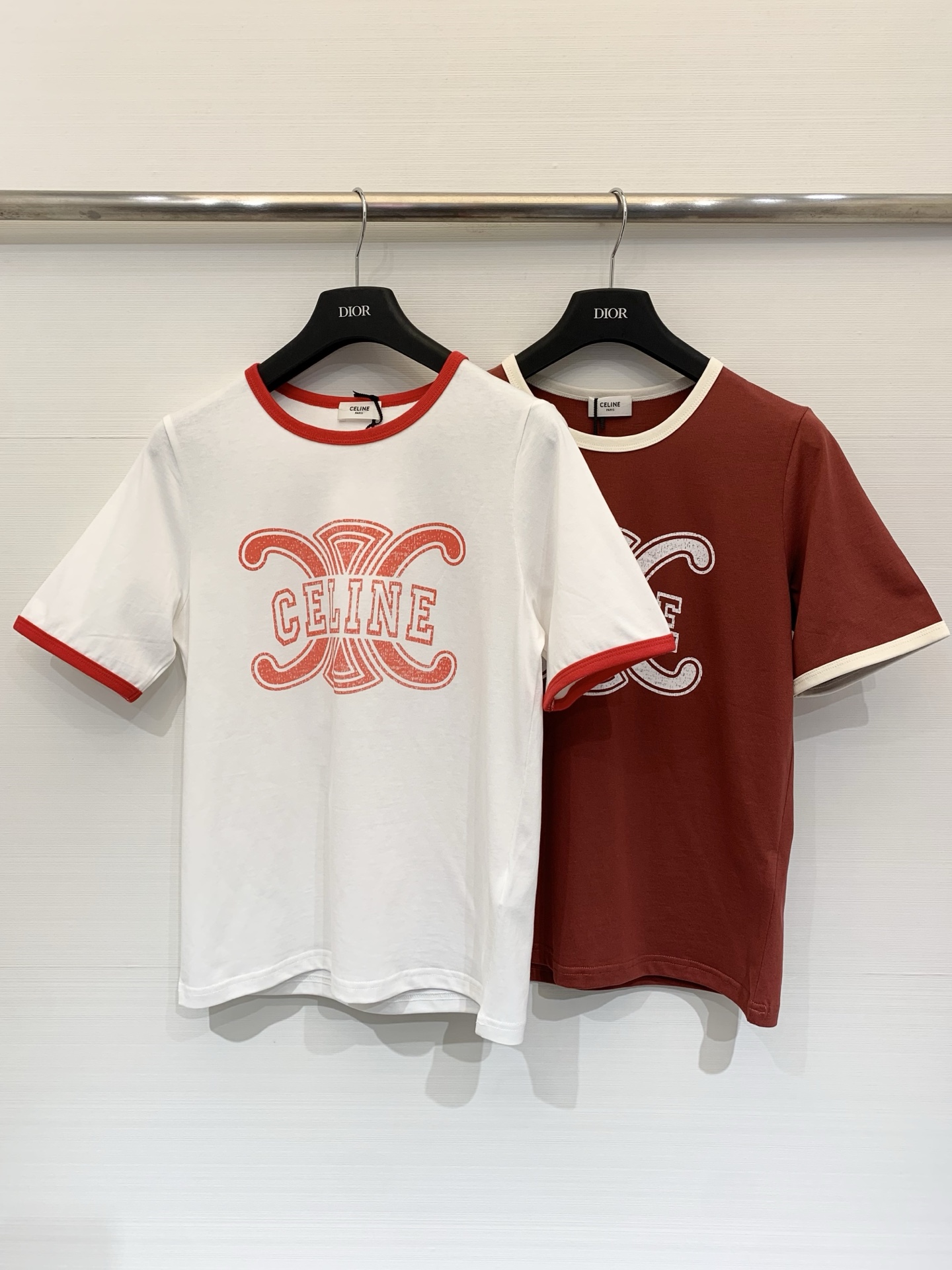 NO:751526,Celine 26 spring and summer new style Arc de Triomphe letter old print contrasting color round neck short-sleeved T-shirt, customized YB raw cotton material, soft and skin-friendly, comfortable and stylish, regular short-sleeved version, covering the flesh and making you look slimmer, the collar and cuffs echo the contrasting color binding, adding design highlights!  Two-color SML,,celine,T-shirt,tees,t-shirt,19860909Celine 26春夏新款 凯旋门字母做旧印花撞色包边圆领短袖T恤,定制YB原生全棉材质,柔软亲肤,舒适有型,常规短袖版型,遮肉显瘦,领口与袖口呼应撞色包边,增加设计亮点！两色SML,,celine,T-shirt,tees，t-shirt,,Women's clothing