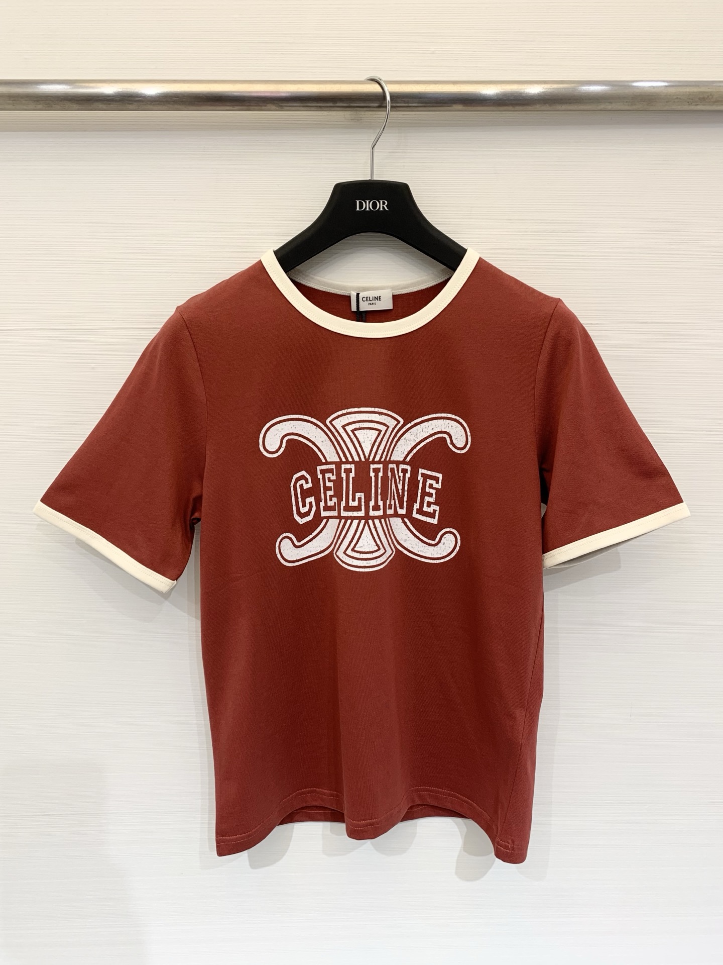 NO:751532,Celine 26 spring and summer new style Arc de Triomphe letter old print contrasting color round neck short-sleeved T-shirt, customized YB raw cotton material, soft and skin-friendly, comfortable and stylish, regular short-sleeved version, covering the flesh and making you look slimmer, the collar and cuffs echo the contrasting color binding, adding design highlights!  Two-color SML,,celine,T-shirt,tees,t-shirt,19860909Celine 26春夏新款 凯旋门字母做旧印花撞色包边圆领短袖T恤,定制YB原生全棉材质,柔软亲肤,舒适有型,常规短袖版型,遮肉显瘦,领口与袖口呼应撞色包边,增加设计亮点！两色SML,,celine,T-shirt,tees，t-shirt,,Women's clothing