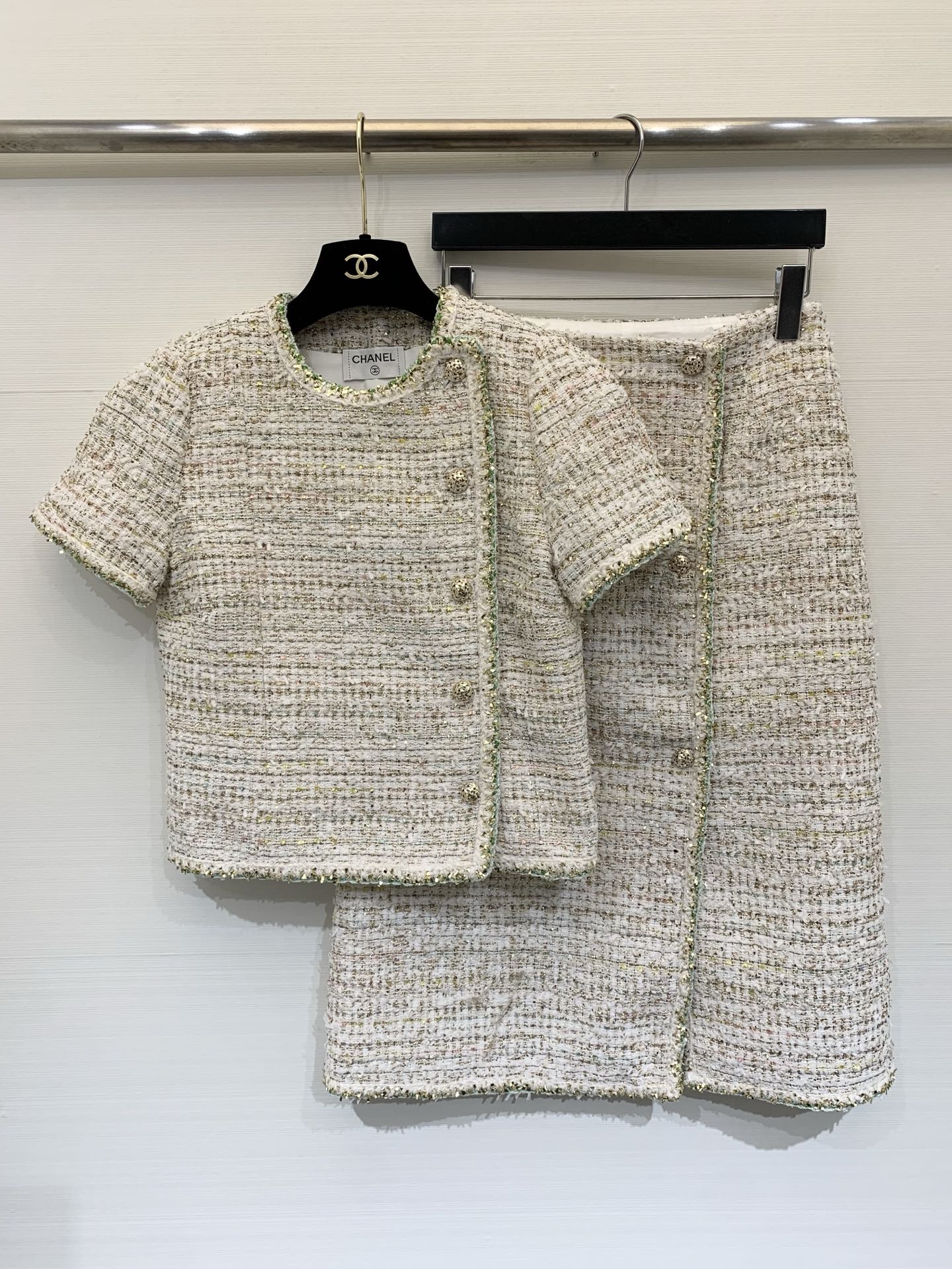 NO:751535,CHANEL 26 new early spring series, the same small fragrant tweed short jacket as shown in the show, advanced custom-made thin tweed fabric, soft and delicate fabric, French laziness in the texture, green edges to highlight exquisite details, single-breasted slanted placket with retro touches, high-waisted long skirt, button design, ingenious slit design at the back skirt, concave upper body to show body proportions, noble and relaxed version, a classic that can be worn in the wardrobe for ten years~take it separately  Size SML,,chanel,skirts,jackets & coats,19860909CHANEL 26早春系列新款 秀场同款小香风粗花呢短外套 高级定制薄款花呢面料 面料柔软细腻 肌理自带法式慵懒 绿边勾出精致细节 斜襟单排扣藏着复古小心思 高腰长裙 纽扣设计 后裙摆巧心思开叉设计 上身凹显身材比例 版型贵气又松弛 是衣柜里能穿十年的经典款~分开拿 码数SML,,chanel,skirts,jackets & coats,,Women's clothing