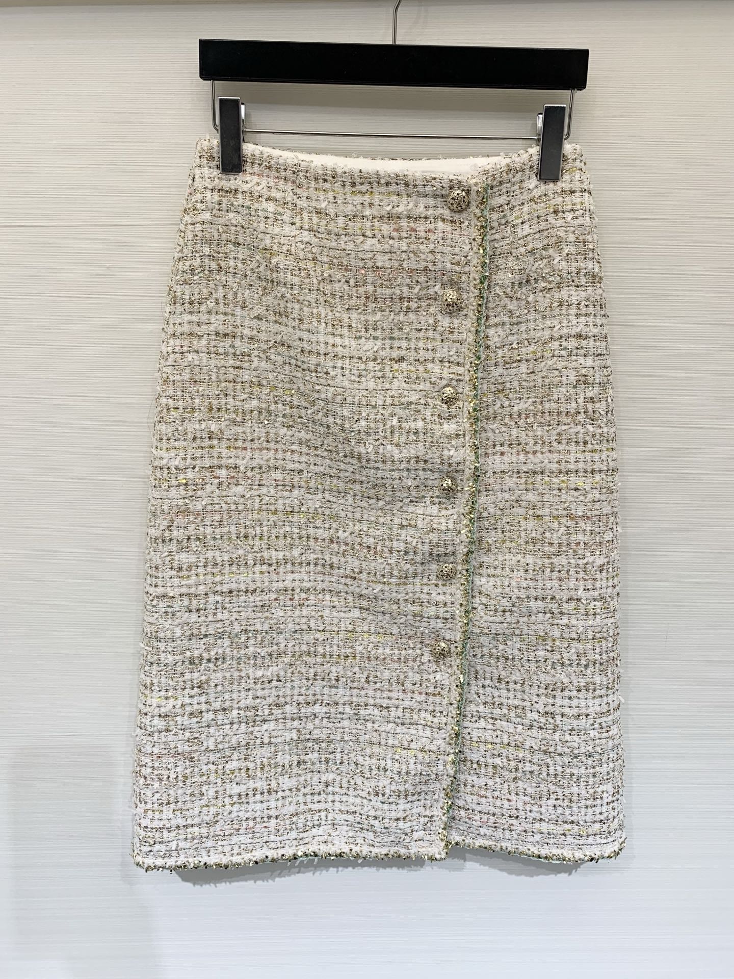 NO:751512,CHANEL 26 early spring series new style, the same small fragrant tweed high-waisted skirt as shown in the show, advanced custom-made thin tweed fabric, the fabric is soft and delicate, the texture has French laziness, the green edge outlines the exquisite details, the single-breasted slanted placket hides the retro style, the high-waisted long skirt, button design, the back skirt clever slit design, the upper body is concave to show the body proportions, the version is noble and relaxed, it is a classic style that can be worn in the wardrobe for ten years~take it separately  Code numberSML,,chanel,skirts,19860909CHANEL 26早春系列新款 秀场同款小香风粗花呢高腰半裙 高级定制薄款花呢面料 面料柔软细腻 肌理自带法式慵懒 绿边勾出精致细节 斜襟单排扣藏着复古小心思 高腰长裙 纽扣设计 后裙摆巧心思开叉设计 上身凹显身材比例 版型贵气又松弛 是衣柜里能穿十年的经典款~分开拿 码数SML,,chanel,skirts,,Women's clothing