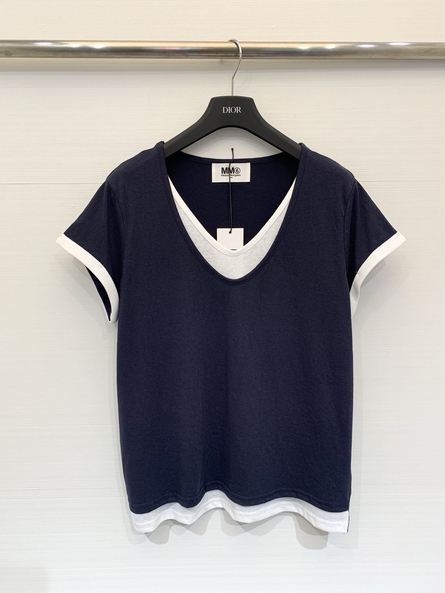 NO:751515,MM6 26 spring and summer new style fake two-piece contrasting color spliced ​​T-shirt short sleeves, the cuffs are designed with contrasting curls, which is not flattering and can naturally modify the body shape. The hem can be tucked into the waist or dropped naturally, suitable for a variety of wearing scenes. Two-color SML, masion margiela, T-shirt, tees, t-shirt,19860909MM6 26春夏新款 假两件撞色拼接T恤短袖,袖口采用撞色卷边设计,不挑身材,能自然修饰身形,下摆可随意塞腰或自然垂落,适配多种穿搭场景 两色SML,,masion margiela,T-shirt,tees，t-shirt,,Women's clothing