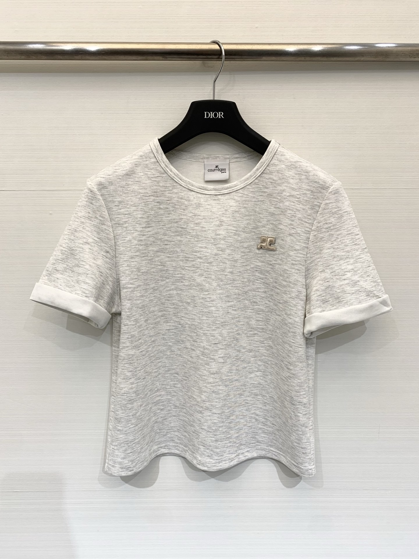 NO:751527,Courrèges 26 spring and summer new style, classic contrasting short-sleeved T-shirt, slim-fitting short cut, contrasting ribbed cuffs, simple and advanced French casual style, suitable for commuting, daily outings and other scenes, can be worn alone or layered as an inner layer. Two-color sml,, T-shirt, tees, t-shirt,19860909Courrèges 26春夏新款 经典撞色短袖T恤,修身短款剪裁,袖口撞色罗纹收口,简约高级的法式休闲风,适配通勤、日常出街等多种场景,可单穿或作为内搭叠穿 两色sml,,T-shirt,tees，t-shirt,,Women's clothing