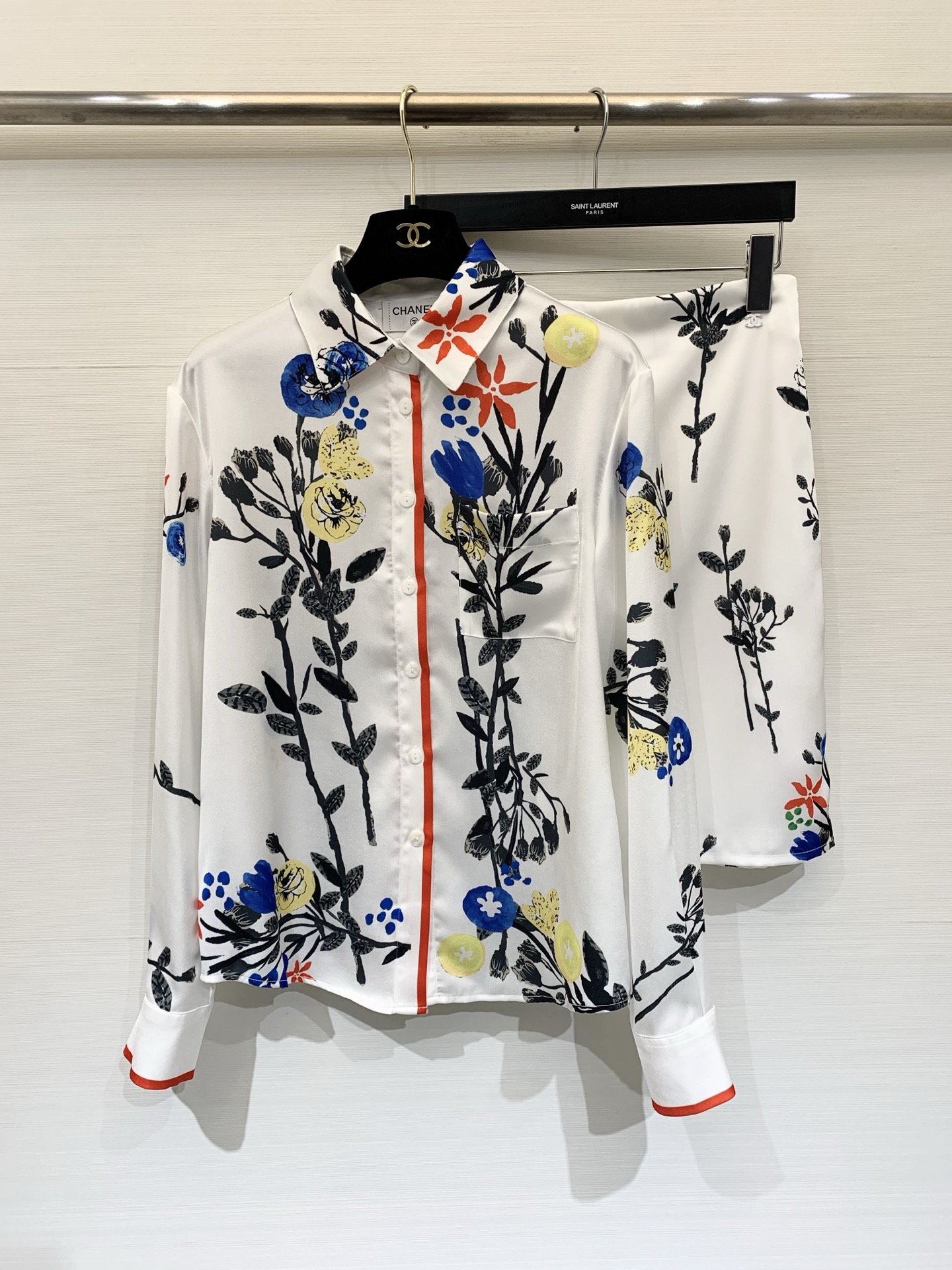 NO:751511,CHANEL 26 early spring series new style G-Dragon Gui Lunmei's same style small fragrance flower shirt, advanced custom cotton feel fabric, lapel single-breasted design, white background splashed with ink, bright yellow and cobalt blue flowers, like Monet's garden cut into a wearable poem, high-waisted skirt design, the print gently sways with the steps when walking, every inch of fabric tells the Parisian romance and restraint, full of spring atmosphere, take it separately  Size SML,,chanel,skirts,shirts,19860909CHANEL 26早春系列新款 权志龙桂纶镁秀场同款小香风花衬衫 高级定制棉感面料 翻领单排扣设计 白底色上泼洒墨色枝叶明黄与钴蓝的花朵肆意舒展 像把莫奈的花园裁成了可穿戴的诗 高腰半裙设计 行走间印花随步幅轻晃 每一寸面料都在诉说巴黎式的浪漫与克制 春日氛围感拉满分开拿 码数SML,,chanel,skirts,shirts,,Women's clothing