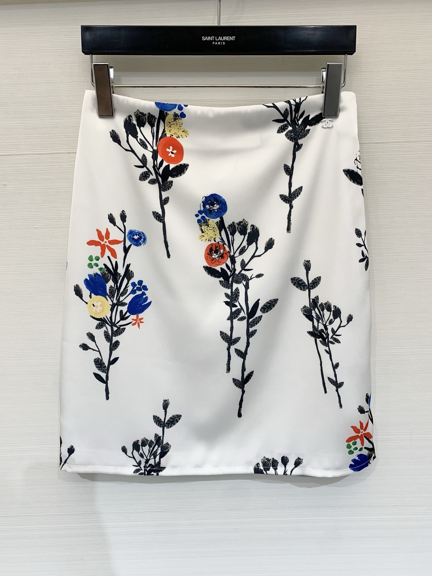 NO:751508,CHANEL 26 early spring series new style G-Dragon Gui Lunmei's small fragrant flower skirt, the same style as the show. High-end custom cotton-feel fabric. Single-breasted design with lapel. Ink splashes on the white background. Bright yellow and cobalt blue flowers stretch wildly. It's like cutting Monet's garden into a wearable poem. High-waisted skirt design. The print gently sways with the steps when walking. Every inch of the fabric tells the romance and restraint of Paris. The spring atmosphere is full and taken separately.  Code numberSML,,chanel,skirts,19860909CHANEL 26早春系列新款 权志龙桂纶镁秀场同款小香风花半裙 高级定制棉感面料 翻领单排扣设计 白底色上泼洒墨色枝叶明黄与钴蓝的花朵肆意舒展 像把莫奈的花园裁成了可穿戴的诗 高腰半裙设计 行走间印花随步幅轻晃 每一寸面料都在诉说巴黎式的浪漫与克制 春日氛围感拉满分开拿 码数SML,,chanel,skirts,,Women's clothing