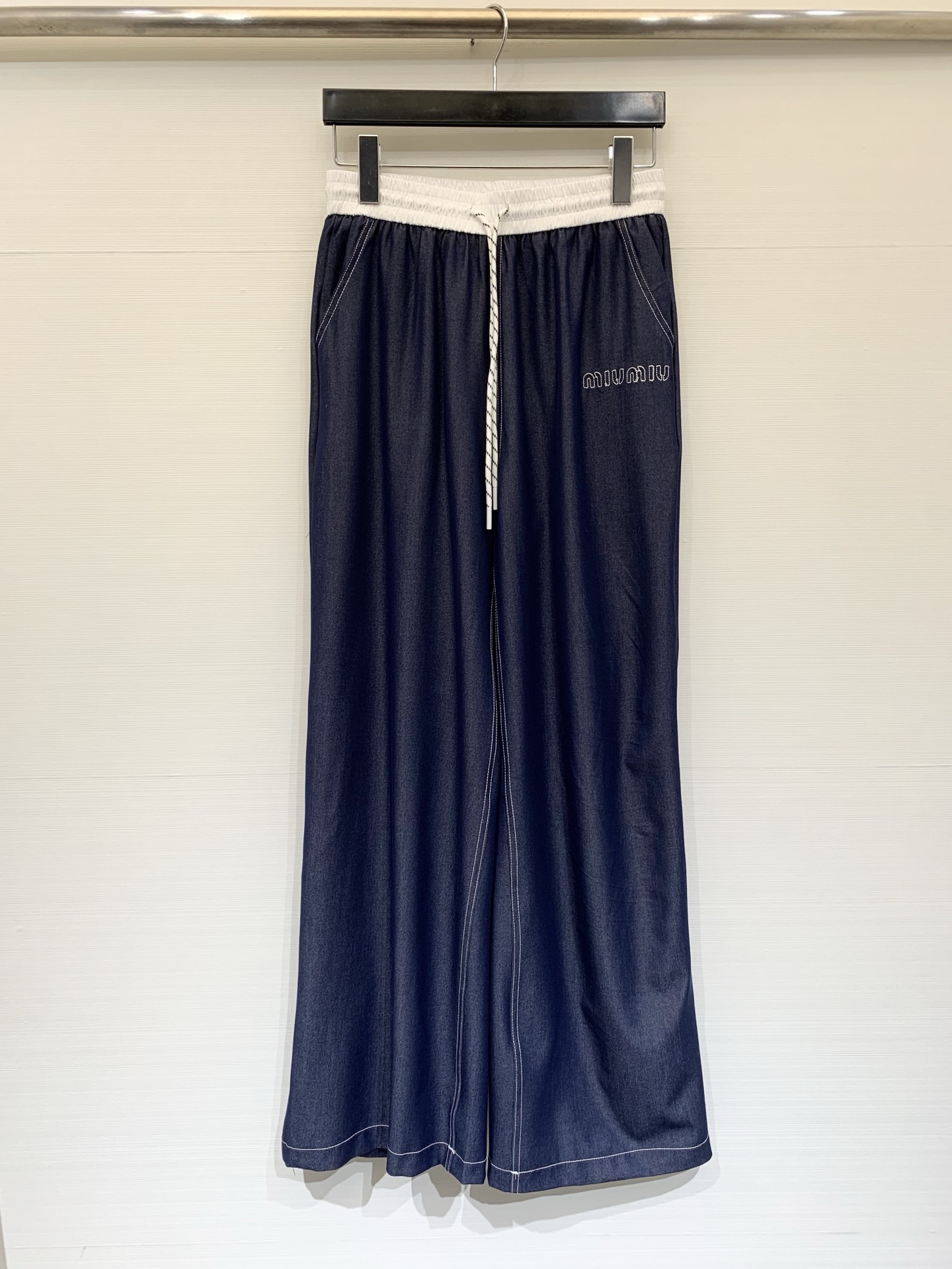 NO:751502,MIUMI* 26 new spring and summer style casual trousers with spliced ​​waistband, embellished with low-key embroidered letter logo, exquisite and simple font, not exaggerated but able to highlight the brand tone, it is the iconic design of light luxury items Size SML,,miumiu,19860909MIUMI* 26春夏新款 拼接腰头休闲长裤,点缀低调的刺绣字母标识,字体精致简约,不浮夸却能彰显品牌调性,是轻奢单品的标志性设计 码数SML,,miumiu,,Women's clothing