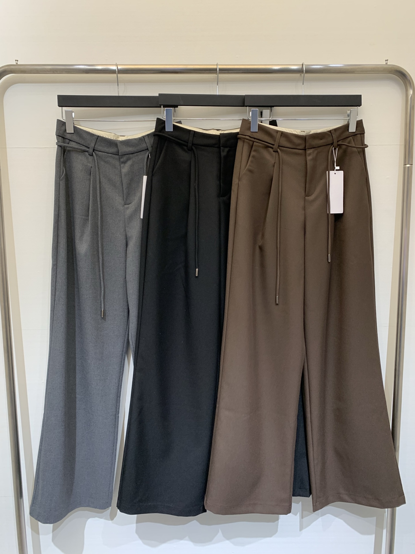 NO:751498,MM6 26 spring and summer new style high-waisted wide-leg trousers, high-waist design with waist drawstring tie, metal pendant at the end of the drawstring, which can be freely adjusted for tightness, simple and advanced commuting casual style, suitable for the workplace, daily outings and other scenes, can be paired with shirts, T-shirts or sweaters to create a smart and neat look. Three-color SML, masion margiela, shirts, tees, t-shirt,19860909MM6 26春夏新款 高腰阔腿西裤,高腰设计搭配腰头抽绳系带,抽绳末端配有金属坠饰,可自由调节松紧,简约高级的通勤休闲风,适配职场、日常出街等场景,可搭配衬衫、T恤或针织衫,打造干练利落的造型 三色SML,,masion margiela,shirts,tees，t-shirt,,Women's clothing