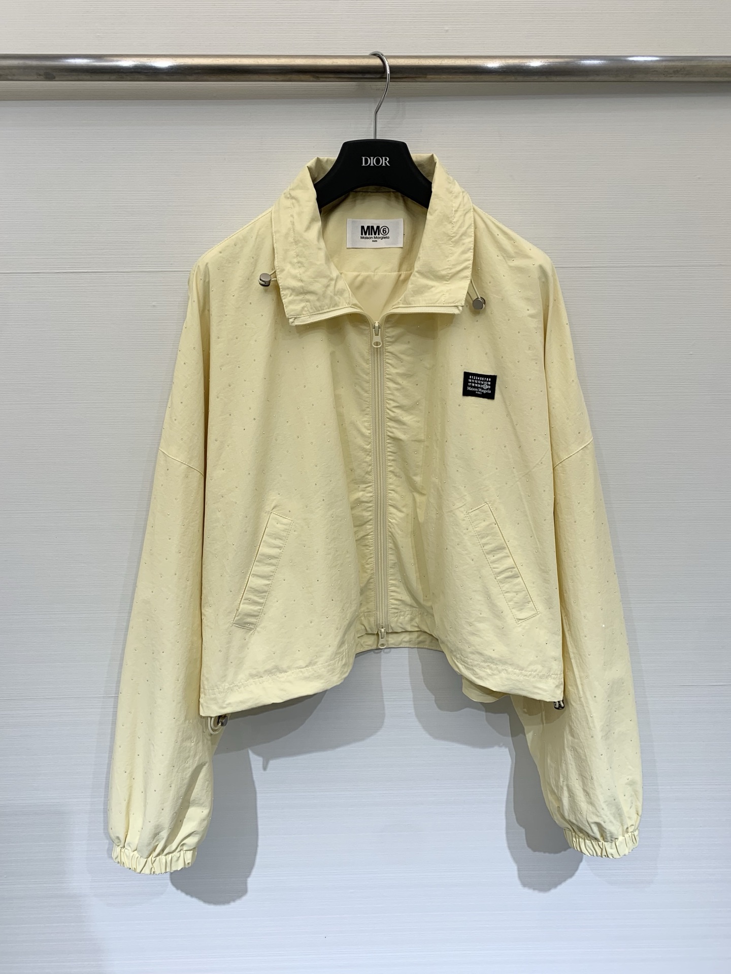 NO:752497,MM6 26 spring and summer new style loose short shiny diamond light jacket. It is equipped with metal snaps on both sides of the neckline. It is lazy and has a sense of drop. It is covered with fine diamond/hot spots and will reveal a fine luster under the light. There is a black brand label on the right side of the chest. It has a casual and loose feeling. It is suitable for daily commuting and street wear. The light yellow color is also very suitable for spring and summer layering. It is a practical and fashionable item. Three-color sml, masion margiela, jackets  & coats,19860909MM6 26春夏新款 宽松短款闪钻轻薄外套 领口两侧配有金属按扣,慵懒又不失利落感,布满细密闪钻/烫点,在光下会透出细碎光泽,胸口右侧有黑色品牌标签,休闲松弛感拉满,适配日常通勤、街头穿搭,浅黄配色也很适合春夏叠穿,是兼具实用性与时尚感的单品 三色sml,,masion margiela,jackets & coats,,Women's clothing