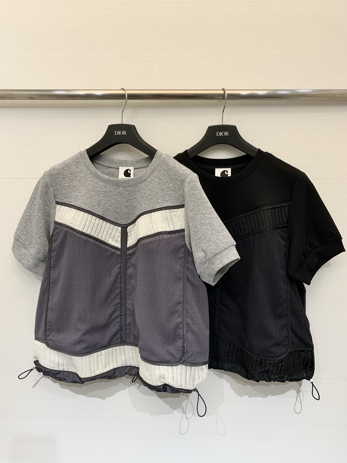 NO:752495,Sacai 26 spring and summer new style. Loose short style with contrasting color short sleeves. Dark gray drawstrings on both sides of the hem. The elasticity can be adjusted freely to create different silhouettes. It has both practicality and design. Two-color sml P,, T-shirt,19860909Sacai 26春夏新款 宽松短款拼接撞色短袖,下摆两侧配有深灰色抽绳,可自由调节松紧,打造不同廓形,兼具实用性与设计感 两色sml P,,T-shirt,,Women's clothing