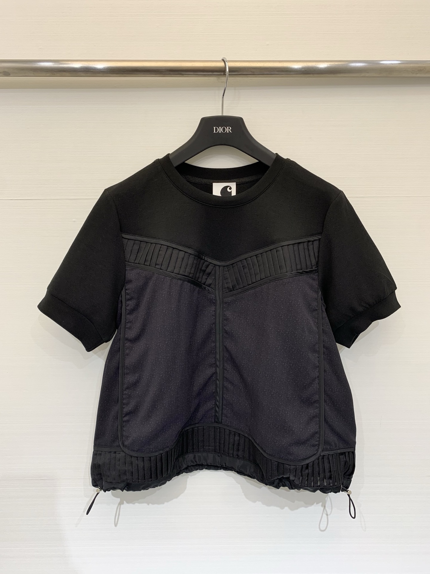 NO:752493,Sacai 26 spring and summer new style. Loose short style with contrasting color short sleeves. Dark gray drawstrings on both sides of the hem. The elasticity can be adjusted freely to create different silhouettes. It has both practicality and design. Two-color sml, T-shirt,19860909Sacai 26春夏新款 宽松短款拼接撞色短袖,下摆两侧配有深灰色抽绳,可自由调节松紧,打造不同廓形,兼具实用性与设计感 两色sml,,T-shirt,,Women's clothing