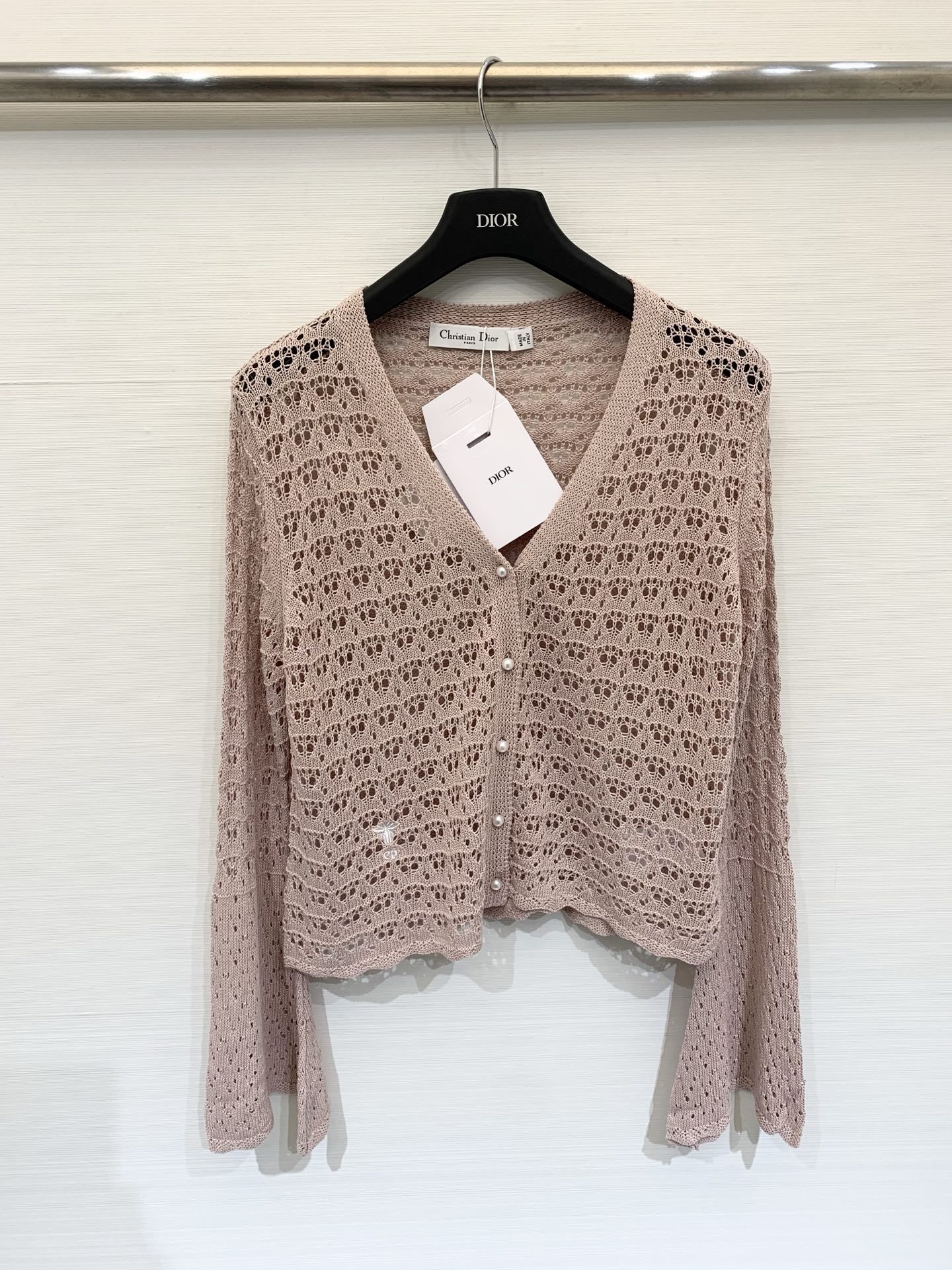 NO:752487,The new Dior 26 early spring series, bean paste pink hollow cardigan, is synonymous with tenderness in spring. The delicate hollow crochet creates a hazy beauty. The V-neck + pearl buttons outline elegant lines. The bell sleeve design comes with a lazy filter. The soft matte pink tone makes the skin tone transparent. Wear alone to show flexibility. Layer with suspenders or dresses to add layers. Wear French romance on the body. Gentle and elegant. Size SML, dior, skirts,19860909Dior 26早春系列新款 豆沙粉镂空开衫 是春日里的温柔代名词 细腻的镂空钩花织就朦胧美感 V领+珍珠扣勾勒优雅线条 喇叭袖设计自带慵懒滤镜 柔雾粉调衬得肤色通透 单穿显灵动 叠搭吊带或连衣裙更添层次 把法式浪漫穿在身上 温柔又显贵 码数SML,,dior,skirts,,Women's clothing