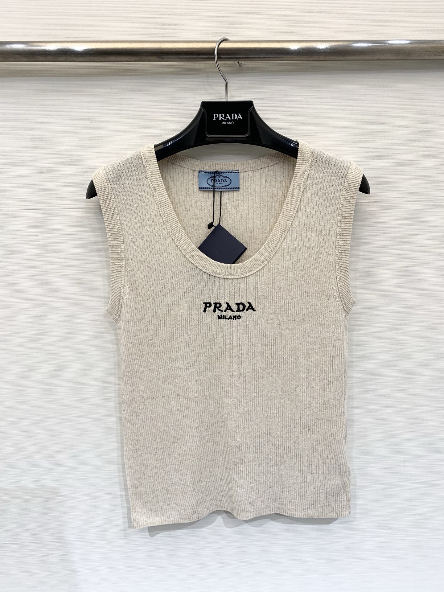 NO:752485,Prada 26 early spring series new model, apricot knitted vest, is the texture ceiling of the spring wardrobe. The delicate grooved texture brings a sense of luxury. The U-shaped collar modifies the neck line. The embroidered logo on the chest shows off the taste in a low-key manner. The soft and skin-friendly fabric is refreshing and neat when worn alone. Layered with shirts or cardigans, it can unlock the sense of layering and can be easily used for commuting, dating and other occasions. It is simple but always attractive. Size SML, prada, shirts,19860909Prada 26早春系列新款 杏色针织背心 是春日衣橱的质感天花板 细腻坑条肌理自带高级感 U型领修饰脖颈线条 胸前刺绣logo低调彰显品味 软糯亲肤的面料 单穿清爽利落 叠搭衬衫或开衫又能解锁层次感,轻松拿捏通勤、约会等多种场合,简约却永远耐看 码数SML,,prada,shirts,,Women's clothing