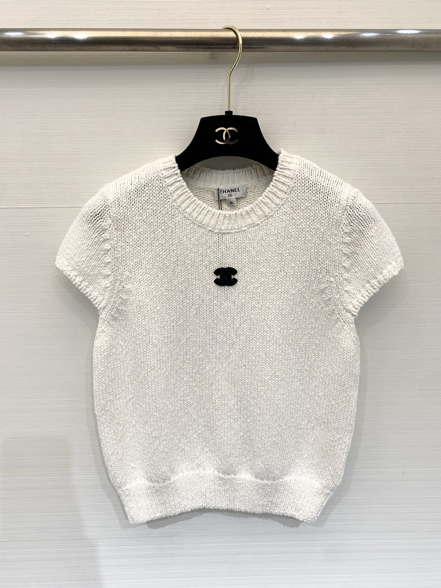 NO:752483,CHANEL 26 early spring series new style French style white knitted short-sleeve is a timeless French elegance model. The soft and waxy rough texture has its own lazy filter. The round neck tailoring modifies the shoulder and neck lines. The classic double C logo on the chest shows low-key taste. The clean milky white tone is gentle and white. It is refreshing and neat to wear alone. Layer a shirt or a jacket to add layers. Whether it is commuting or dating, you can easily wear it with a sense of luxury. Size SML,,chanel,jackets &  coats,shirts,T-shirt,19860909CHANEL 26早春系列新款 法式小香风白色针织短袖 是永不过时的法式优雅范本 软糯粗织肌理自带慵懒滤镜 圆领剪裁修饰肩颈线条 胸前经典双C标识低调彰显品味 干净的奶白色调温柔又显白 单穿清爽利落 叠搭衬衫或外套更添层次,无论是通勤还是约会,都能轻松穿出高级感 码数SML,,chanel,jackets & coats,shirts,T-shirt,,Women's clothing