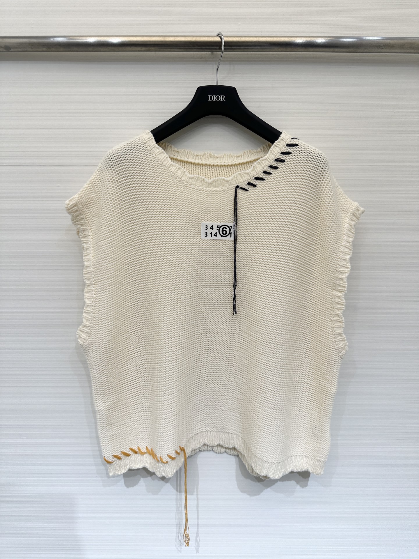 NO:753458,MM6 26 early spring new style, contrasting color topstitch knitted vest, wool, loose and large version, super layering, code number SML P,, masion margiela,19860909MM6 26早春新款 撞色明线针织背心 羊毛 宽松大版型 叠搭超有范 码数SML P,,masion margiela,,Women's clothing