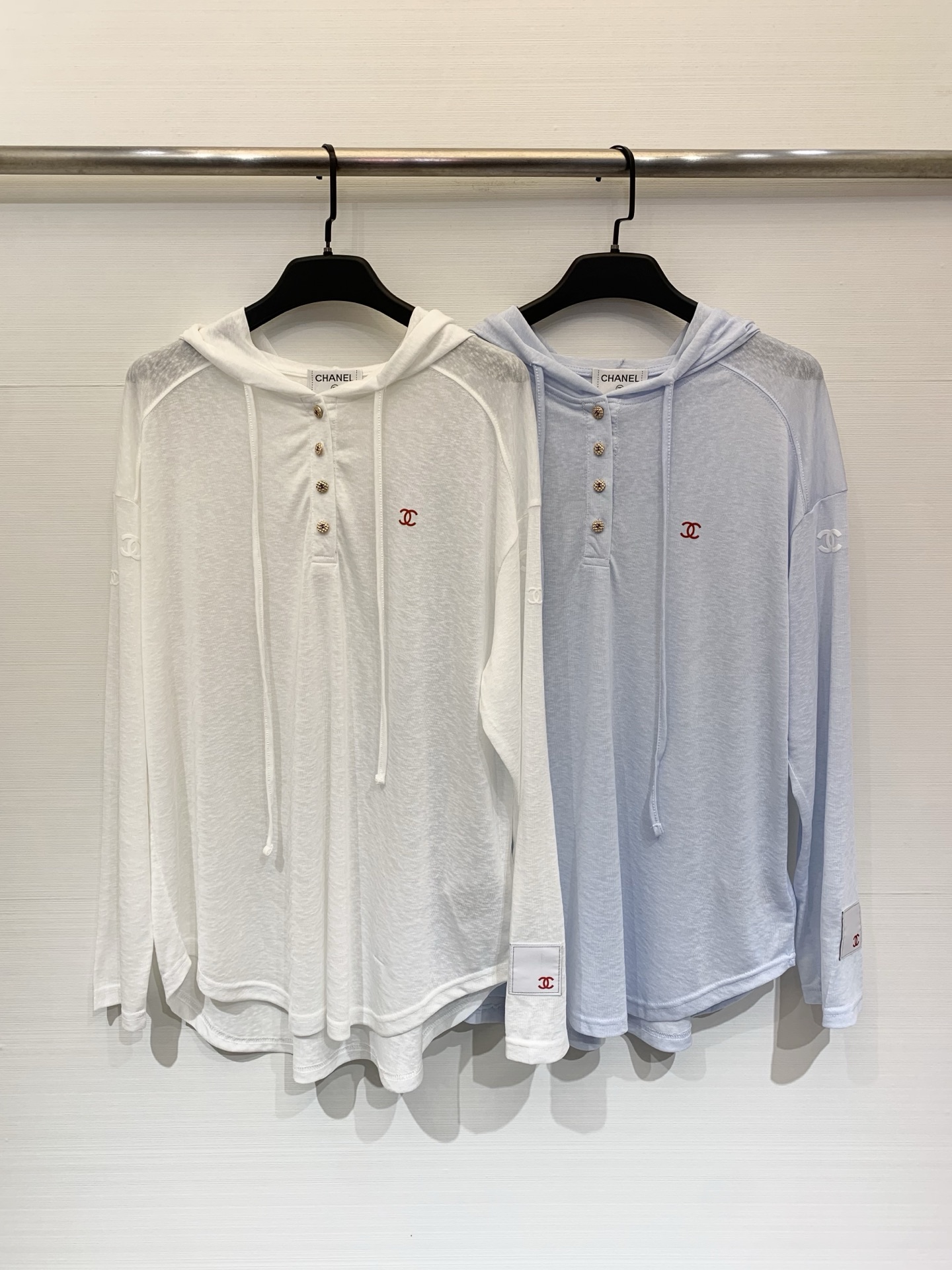 NO:753917,CHANEL 26 spring and summer mid-range style, hooded thin sun protection four-button long sleeves. Made of comfortable, soft and breathable slub cotton fabric, hooded design for windproof and sun protection, four buttons simple and fashionable, long sleeves cut slim and slim, bringing a refreshing protective experience. Two-color SML,,chanel,hats,19860909CHANEL 26春夏中古款 连帽薄款防晒四粒扣长袖 采用舒适柔软透气的竹节棉面料,连帽设计防风遮阳,四粒扣简约时尚,长袖剪裁修身显瘦,带来清爽防护体验 两色SML,,chanel,hats,,Women's clothing