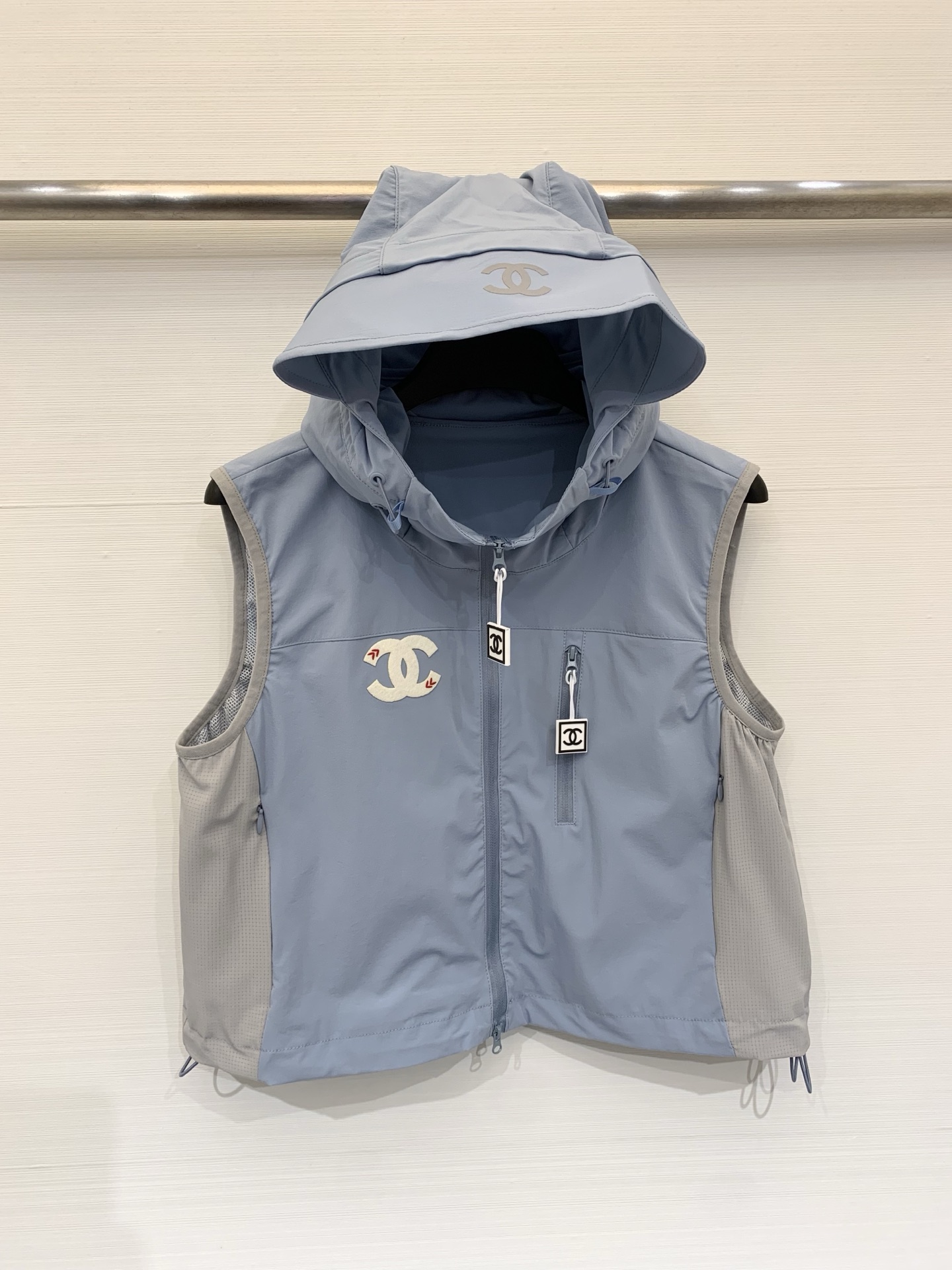 NO:753484,CHANEL 26 spring and summer new hooded outdoor vest, contrasting color short vest, a must-have for fashionable outings!  The inner mesh design is breathable and fashionable; the short cut elongates the proportions, and the contrasting colors are eye-catching. The layering of outdoor wear is up, easy to control the sports style, full of vitality, two colors SML,, chanel, hats,19860909CHANEL 26春夏季 新款连帽户外马甲背心,撞色短马甲,潮流出街必备！内里网面设计,透气又时尚；短款剪裁拉长比例,撞色吸睛满分.户外穿搭层次感UP,轻松驾驭运动风,活力感满满,两色SML,,chanel,hats,,Women's clothing