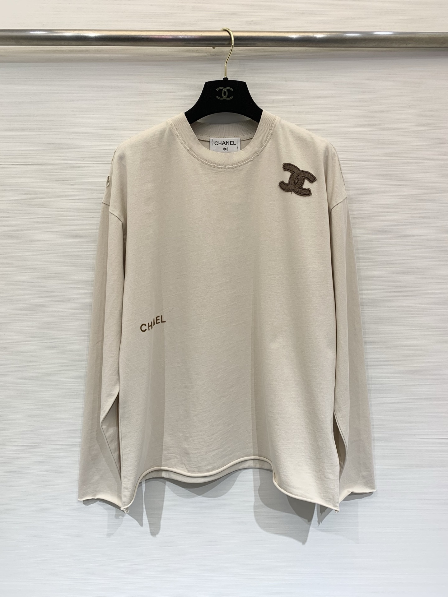 NO:753481,CHANEL 26 spring and summer new style round neck long-sleeved top. Simple round neck. Casual and free. Injects a casual tone into the outfit. Washed hole effect enriches the overall style. Easy and worry-free matching. The first choice for going out/commuting. Size SML,,chanel,19860909CHANEL 26春夏新款 圆领长袖上衣 简约圆领 随性洒脱 为穿搭注入闲适腔调 水洗破洞效果,丰富整体的造型感 搭配轻松无烦恼 出街/通勤首选 码数SML,,chanel,,Women's clothing