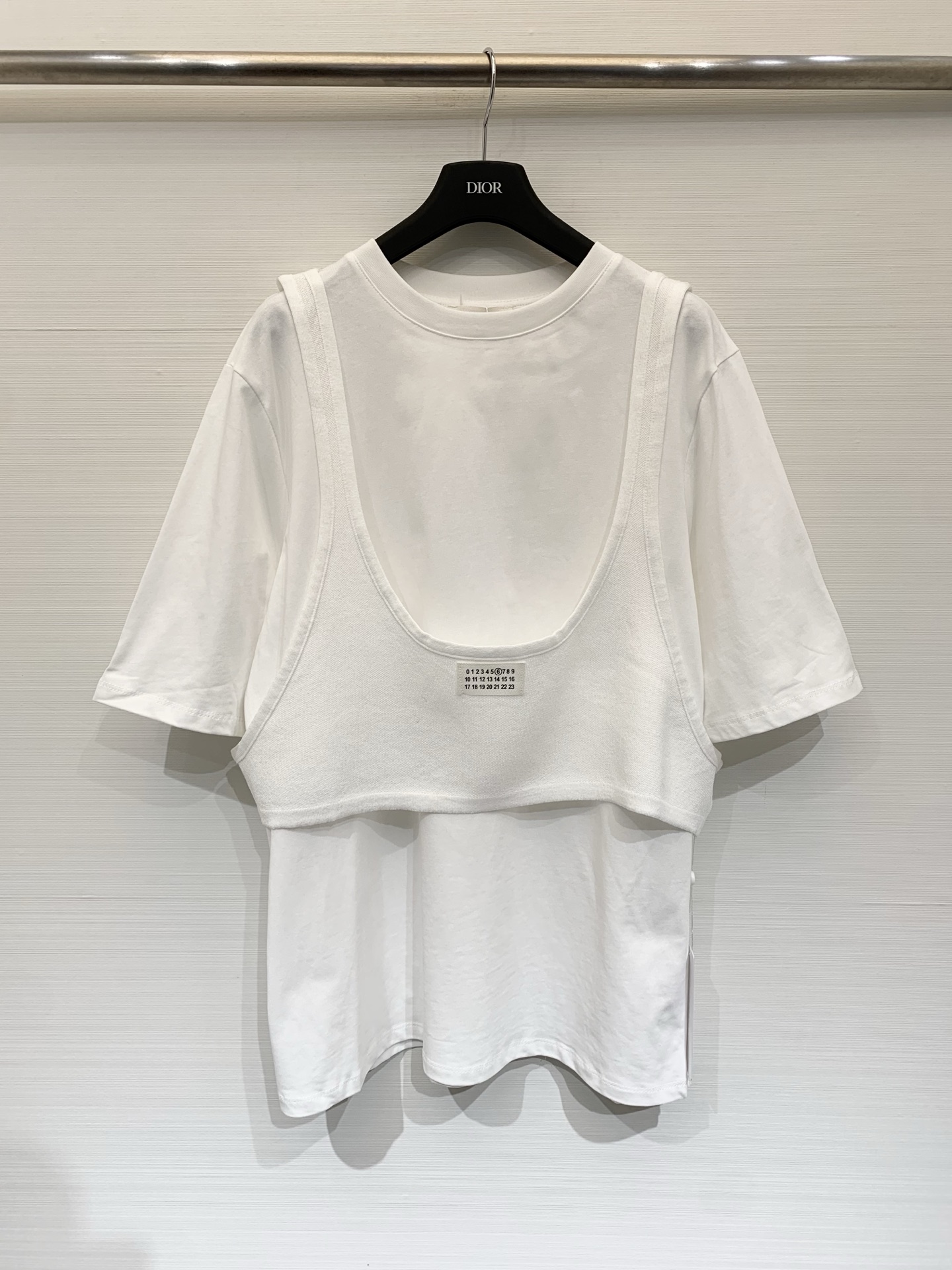 NO:753478,MM6 26 new spring and summer T-shirt vest, loose two-piece set, fashionable casual suit, versatile black T-shirt + knitted vest, a perfect set, classic ogo logo, highly recognizable and easily fashionable, black and white SML, masion margiela, tees, t-shirt,19860909MM6 26春夏新款 T恤马甲背心 宽松两件套 时髦休闲套装 百搭黑色系 T恤+针织马甲 绝绝子一套搭配 经典ogo标志 拥有超高辨识度并且轻松get到时髦范 黑色白色 SML,,masion margiela,tees，t-shirt,,Women's clothing