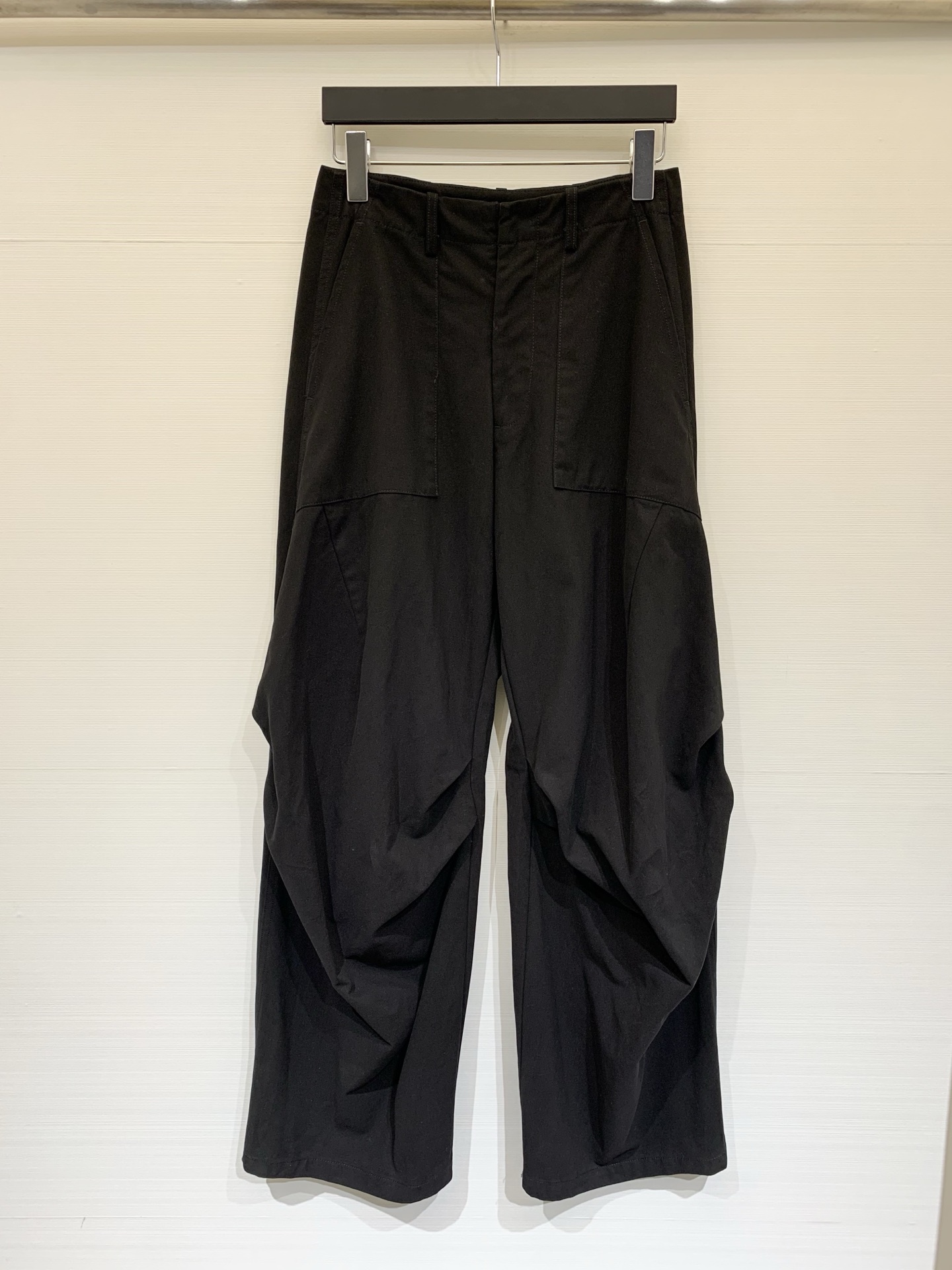 NO:753472,Acnestudios 26 spring and summer new style pleated casual wide-leg pants, ultra-high waist + three-dimensional pleated wide-leg version, the trouser legs naturally drape from the crotch, modifying the leg shape, full of aura, workwear street style, full of coolness, suitable for matching with short tops or tight inner wear. Three colors sml,,acne studios,dior,19860909Acnestudios 26春夏新款 褶皱休闲阔腿裤,超高腰+立体褶皱阔腿版型,裤腿从胯部开始自然垂坠,修饰腿型,气场十足,工装街头风,酷感十足,适合搭配短上衣或紧身内搭 三色sml,,acne studios,dior,,Women's clothing