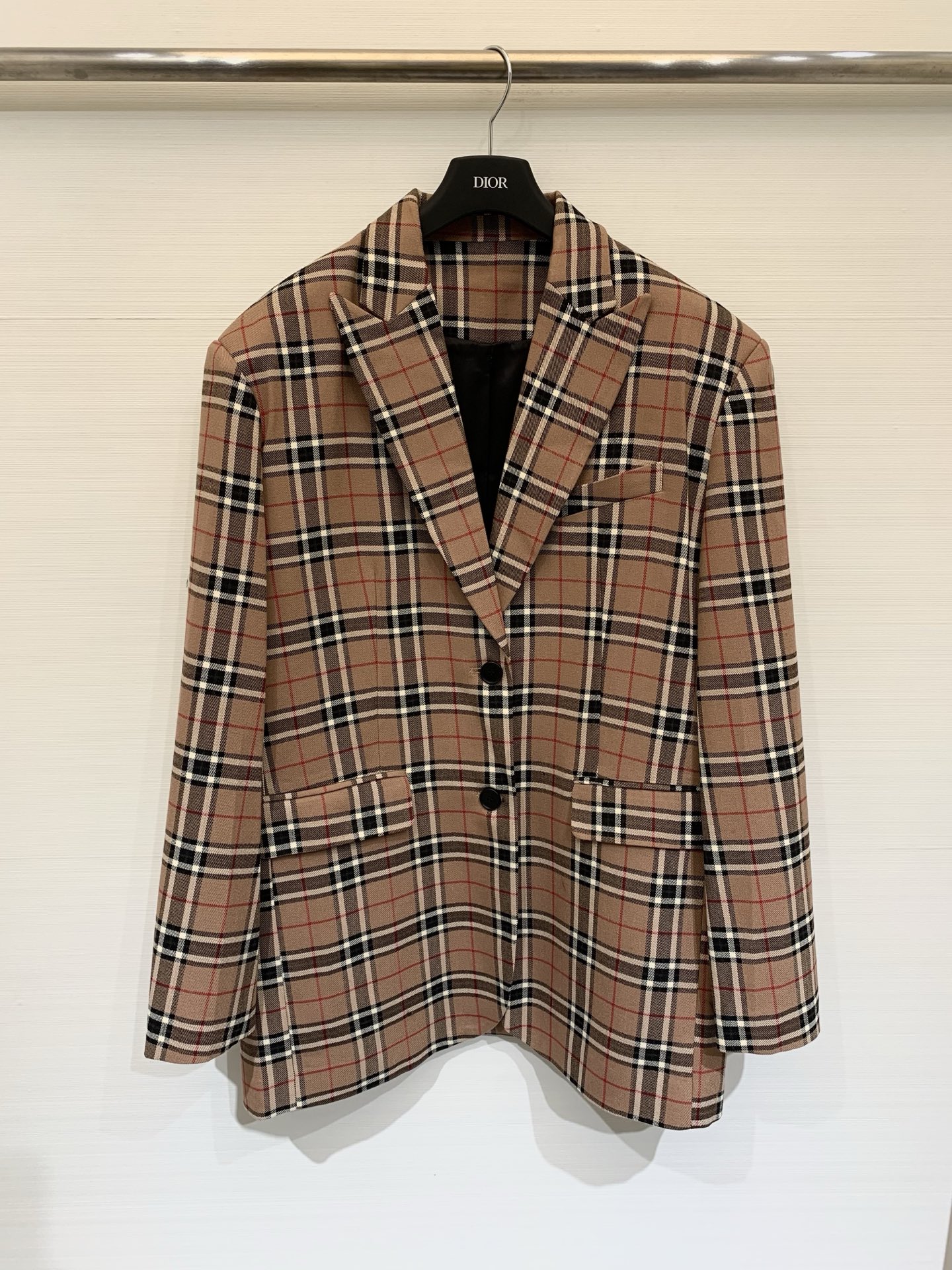 NO:753914,Burb*rry 26 spring and summer new style classic retro loose suit jacket, large version, neat shoulder line, length and mid-thigh, full retro feel, flat lapel collar + single row of two buttons, left chest pocket + patch pockets on both sides, retro British style, suitable for layering shirts and sweaters, creating an autumn and winter atmosphere Size SM,, burberry, jackets & coats, shirts,19860909Burb*rry 26春夏新款 经典复古宽松西服外套,大版型,肩线利落,衣长及大腿中部,复古感拉满,平驳领+单排两粒扣,左侧胸袋+两侧贴袋,复古英伦风,适合叠穿衬衫、针织衫,打造秋冬氛围感 码数SM,,burberry,jackets & coats,shirts,,Women's clothing