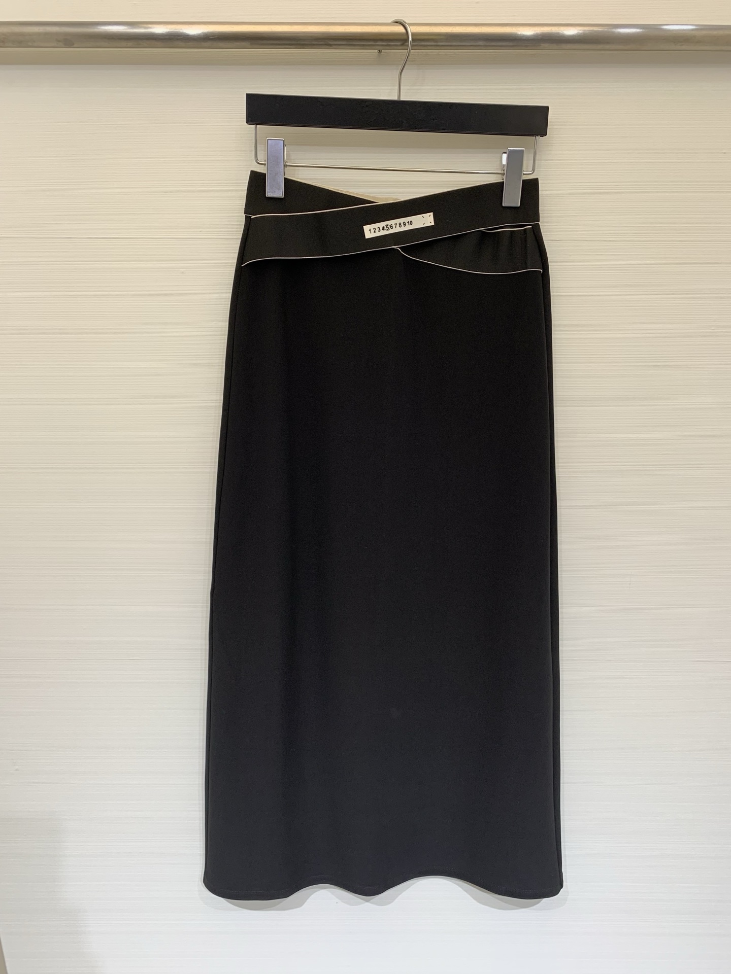 NO:756970,MM6 26 spring and summer new style spliced waist straight skirt, straight waist version, skirt length reaches the middle of the calf, neat drape lines, crisp and smooth suit fabric, fine and smooth surface, not easy to wrinkle, high-quality texture, suitable for all seasons, minimalist commuting style, suitable for shirts, sweaters, suits and other tops, can easily create a smart and smart workplace style or simple daily wear Size SML, masion  margiela,skirts,shirts,business suit,19860909MM6 26春夏新款 拼接腰头直筒半身裙,腰直筒版型,裙长及小腿中部,线条利落垂坠,挺括垂顺的西装面料,表面细腻平滑,不易皱,质感高级,适合四季穿着,极简通勤风,适配衬衫、针织衫、西装等多种上衣,可轻松打造干练知性的职场造型或简约日常穿搭 码数SML,,masion margiela,skirts,shirts,business suit,,Women's clothing