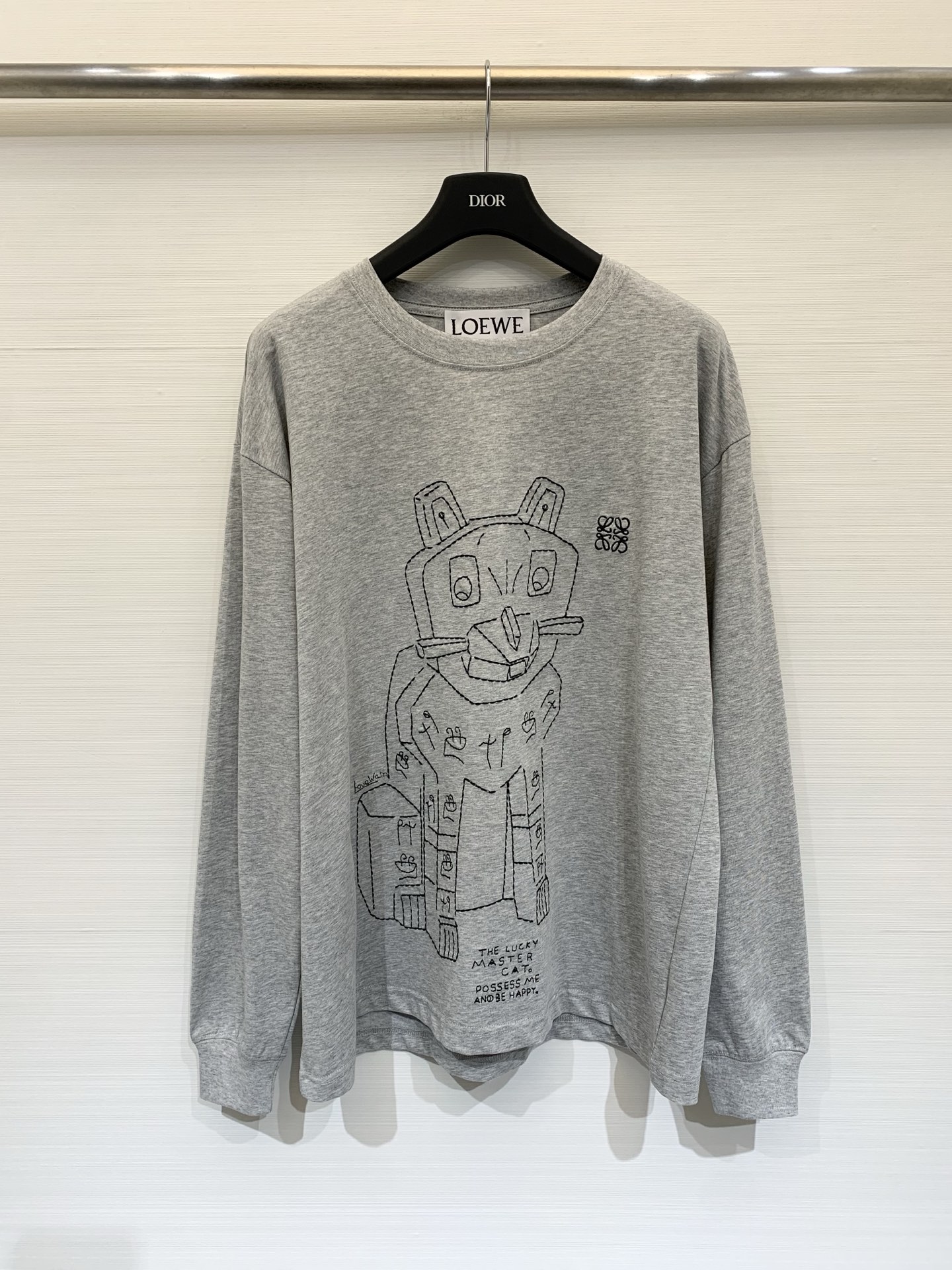 NO:753911,Loewe 26 spring and summer new style gray mechanical cat embroidered long-sleeved T-shirt, fun hand-painted print, perfect for age reduction, light gray background, gentle and versatile. Loose off-shoulder cut to hide the body and make you look slimmer, one-click adaption for daily commuting and casual outings, early spring atmosphere, you can choose the size SML,, loewe, tees, t-shirt,19860909Loewe 26春夏新款 灰色机械猫刺绣长袖T恤,趣味手绘印花减龄满分,浅灰底色温柔又百搭.宽松落肩剪裁藏肉显瘦,日常通勤、休闲出街一键适配,早春氛围感穿搭拿捏 码数SML,,loewe,tees，t-shirt,,Women's clothing