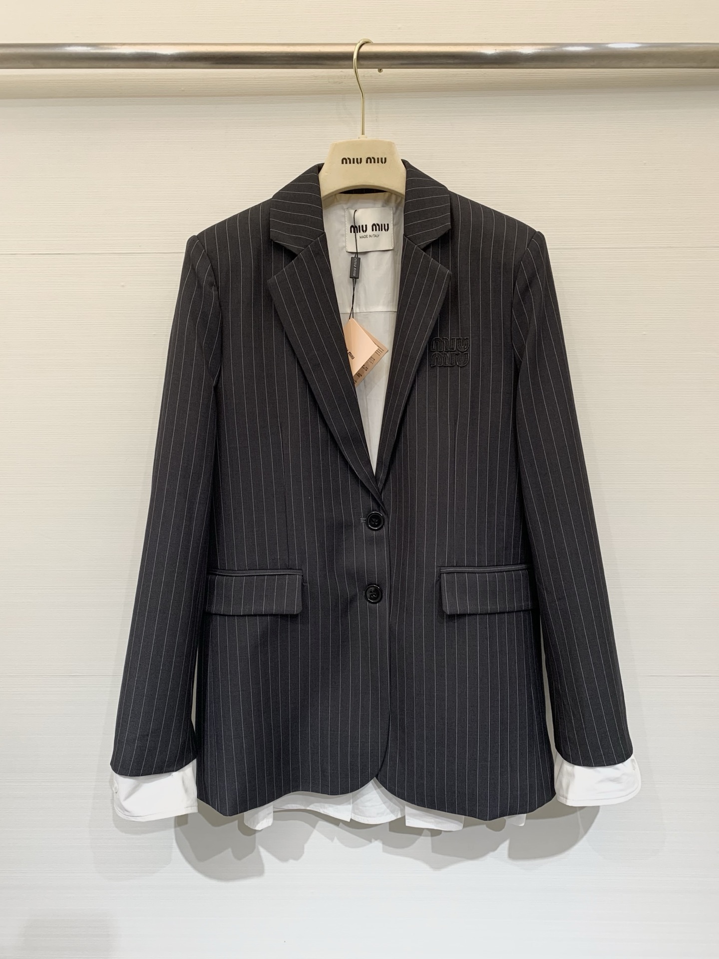 NO:756956,MIUMI* early spring classic new style striped suit fake two-piece jacket with letter patch embroidery on the chest code number SML P,,miumiu,jackets & coats,business suit,19860909MIUMI* 早春系经典新款 条纹西装假两件外套 胸前字母贴布绣点缀 码数SML P,,miumiu,jackets & coats,business suit,,Women's clothing