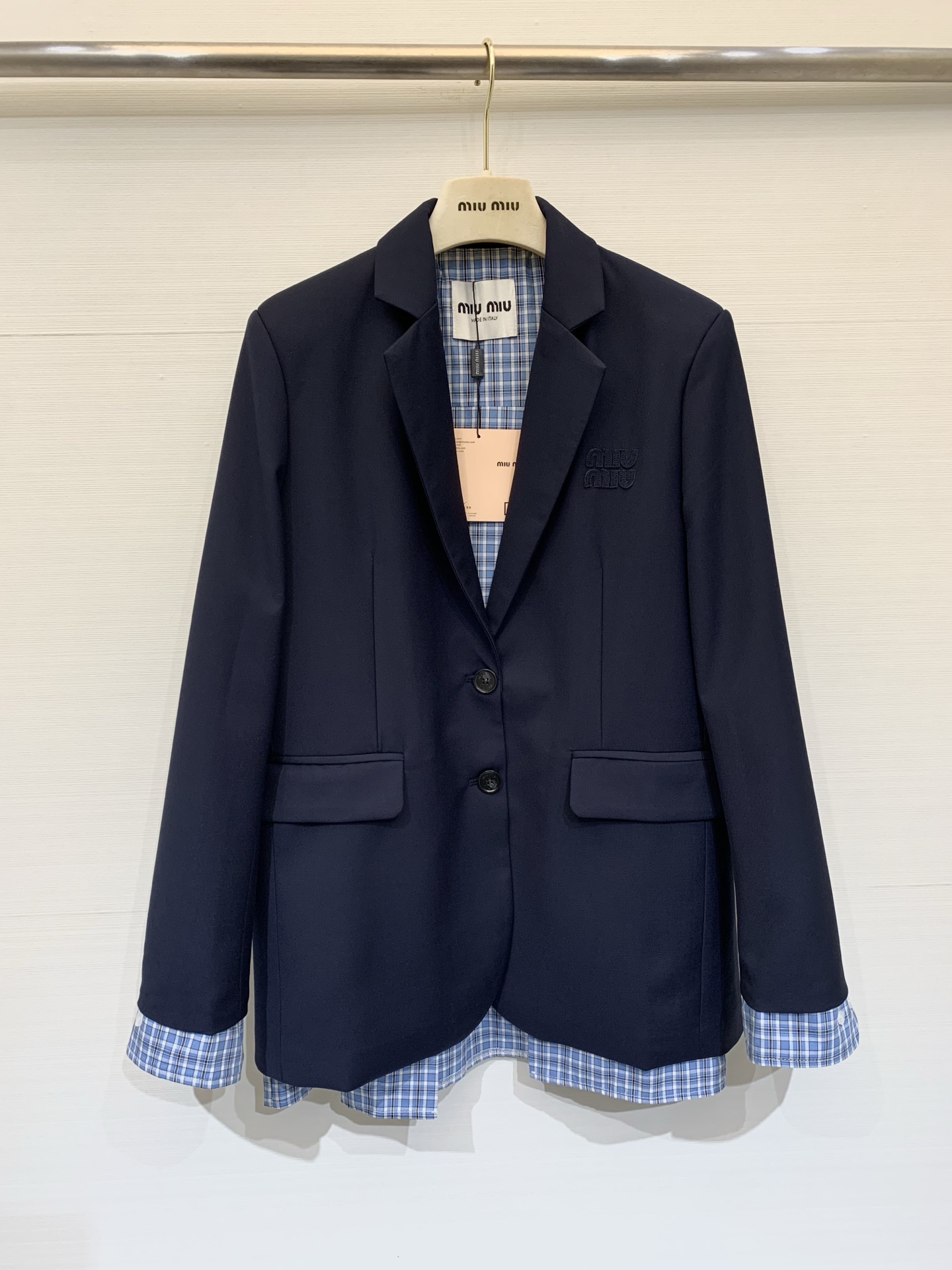 NO:753902,MIUMI* Classic college-style blue plaid stitching logo patch letter suit jacket, invincibly white navy blue!  The texture is unparalleled, 1:1 is awesome, the size is SML,,miumiu,jackets & coats,19860909MIUMI* 经典款 学院风蓝格纹拼接徽标贴布字母西服外套,无敌显白的藏蓝色！质感没得说1:1超赞版型 码数SML,,miumiu,jackets & coats,,Women's clothing