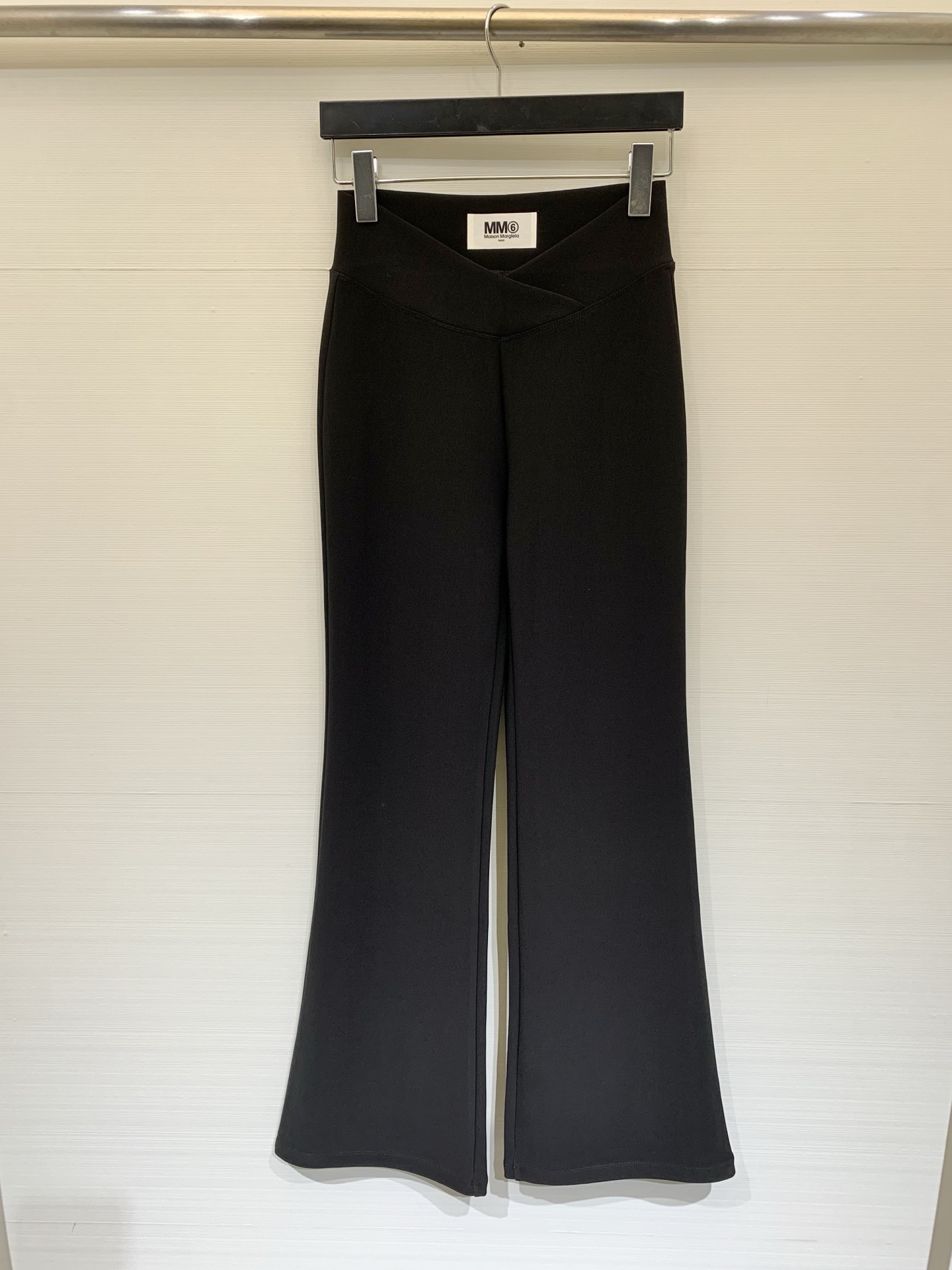 NO:753925,MM6 26 spring and summer new style black cross-waisted slightly flared trousers, the waist is made into a cross V-shaped design, which visually slims the waist and increases the sense of design. The high-waisted slightly flared version modifies the calf line and highlights the neat aura. It is suitable for short tops or slim sweaters to create an urban look that looks taller and slimmer. Size SML, masion margiela,19860909MM6 26春夏新款 黑色交叉腰头微喇长裤,腰头做交叉V型设计,视觉上收腰显瘦,同时增加设计感,高腰微喇版型,修饰小腿线条,凸显利落气场,适配短款上衣或修身针织衫,打造显高显瘦的都市造型 码数SML,,masion margiela,,Women's clothing