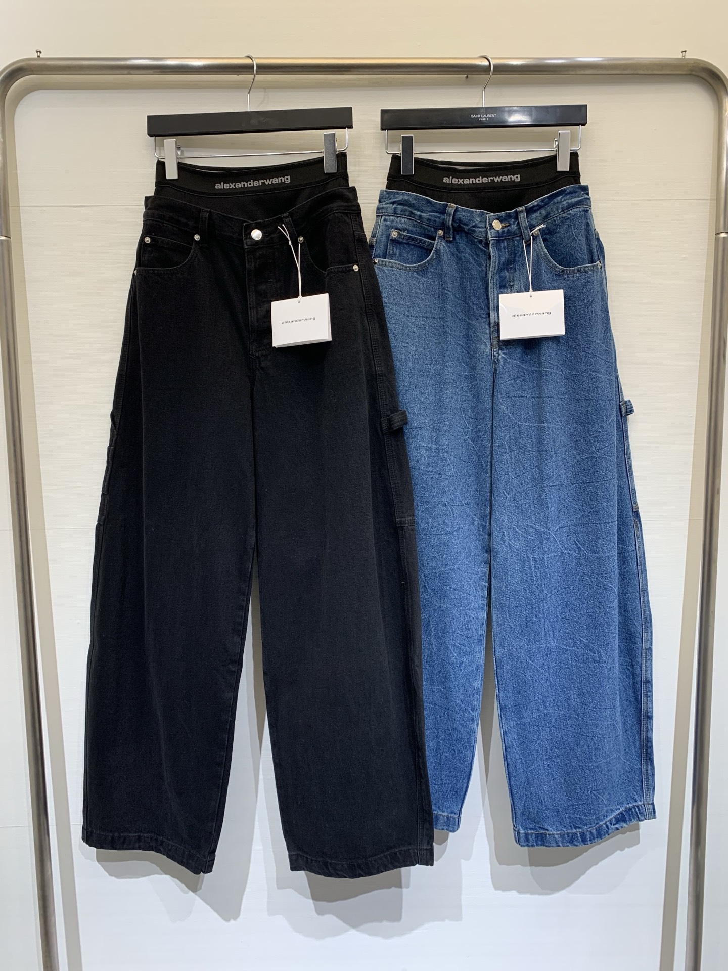 NO:758108,Alexandr*r Wang 26Ss spring and summer new style  Fake two-piece work scimitar jeans are made of crisp denim denim fabric, with a retro and old-fashioned charm. The dark blue denim color is versatile and high-end. The fake two-piece waistband is the finishing touch. The black elastic webbing is spliced and engraved with the brand logo, breaking the monotony of traditional jeans. The iconic scimitar trousers are paired with workwear-style patch pockets. The loose trouser leg lines not only hide the flesh and look slimmer, but also create a casual stacked trousers effect, making the walking style super stylish.  Size S/M/L,,jeans,19860909Alexand*r Wang 26Ss春夏新款 假两件工装弯刀牛仔裤,采用质感挺括的丹宁牛仔面料,自带复古做旧韵味,深蓝牛仔色百搭又显高级,假两件腰头是点睛之笔,黑色弹力织带拼接印刻品牌标识,打破传统牛仔裤的单调感；标志性的弯刀裤型搭配工装风贴袋设计,宽松的裤腿线条不仅藏肉显瘦,还能打造出随性的堆堆裤脚效果,走路带风超有腔调 码数S/M/L,,jeans,,Women's clothing