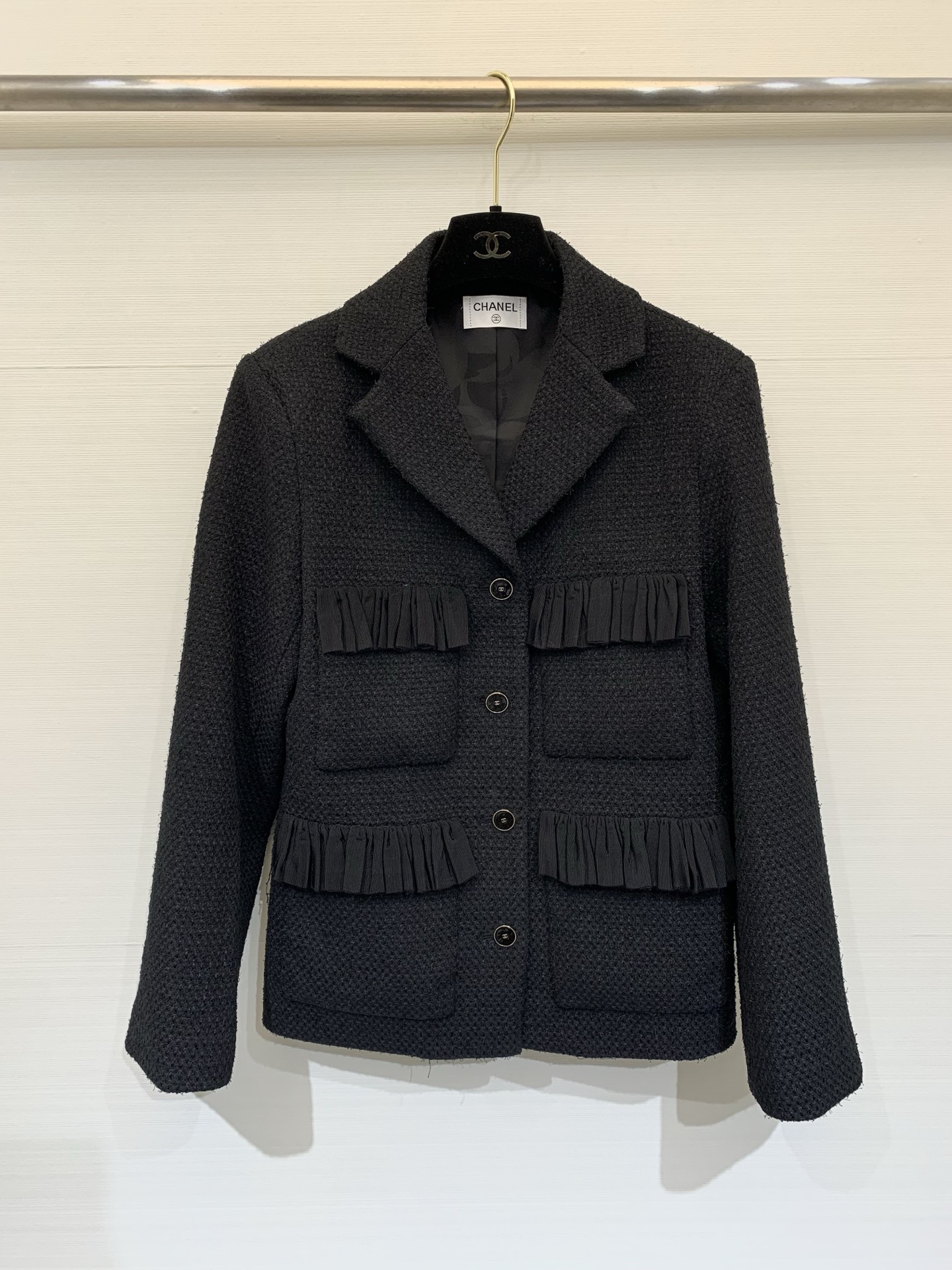 NO:758092,CHANEL 26 early spring series new style French style black tweed jacket. The tweed fabric has a retro texture. It is stiff and stylish yet has a gentle texture. The classic lapel outlines a neat outline and is full of aura. The double-layer satin ruffle decoration is the finishing touch. The layers on the pockets and hem inject a smart and sweet atmosphere into the tough tweed, combining strength and softness to break the dullness. The single row of metal buttons is low-key and delicate.  It can easily create a high-end and smart atmosphere, which is a must-have choice to enhance the sophistication of your outfit. Size SML, chanel, jackets & coats,19860909CHANEL 26早春系列新款 法式小香风黑色粗花呢外套 粗花呢面料自带复古肌理感 挺括有型又不失温柔质感 经典翻领勾勒利落轮廓 气场十足 双层缎面荷叶边装饰是点睛之笔 在口袋与下摆处层层叠叠 为硬朗的粗花呢注入灵动甜美的气息,刚柔并济,打破沉闷.单排金属纽扣低调精致 都能轻松营造出高级又灵动的氛围感,是提升穿搭精致度的必备之选 码数SML,,chanel,jackets & coats,,Women's clothing