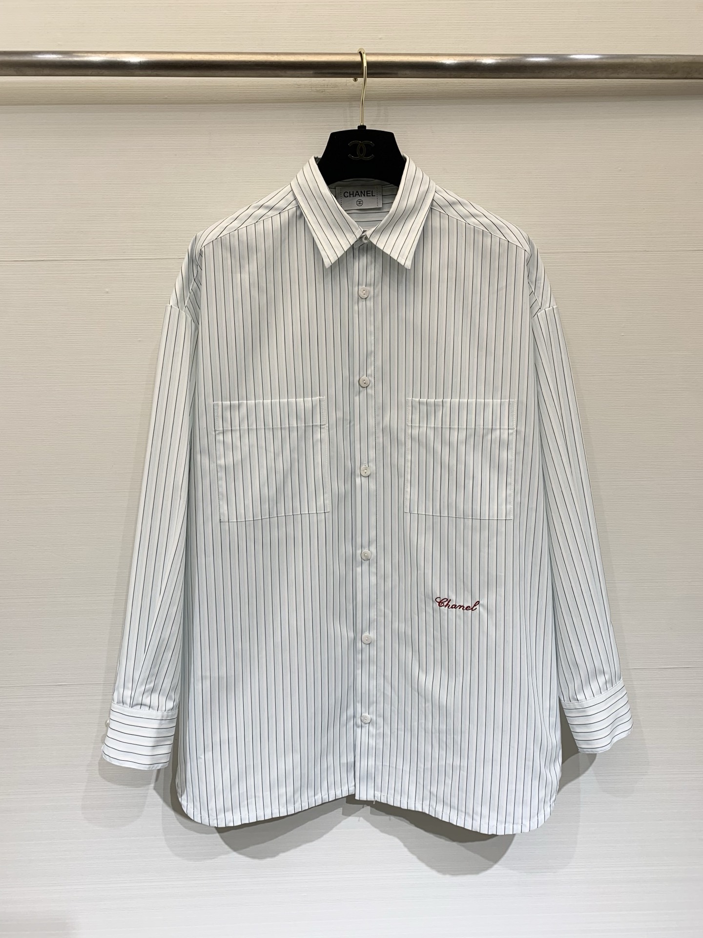 NO:758078,CHANEL 26 early spring series new style Gu Ailing's same blue and white striped shirt. Refreshing vertical stripes bring a sense of breathing, weakening the seriousness of the workplace, and a bit more refined than solid colors. Classic lapel with double pocket design, neat and detailed. Chain design on the hem. Side slits + exquisite embroidery embellishment. There is a hidden secret in the low-key. It is more casual and agile when walking. The crisp and anti-wrinkle fabric texture is online. Daily care is worry-free. Single wear is neat and capable.  Whether you are commuting to work or going on a weekend date, you can easily create a relaxed and high-end atmosphere. Size SML, chanel, shirts,19860909CHANEL 26早春系列新款 谷爱凌同款蓝白条纹衬衫 清爽竖条纹自带呼吸感 弱化职场严肃感 又比纯色多了几分精致层次 经典翻领搭配双口袋设计 利落又有细节感 下摆链条设计 侧边开叉+精致刺绣点缀 低调中藏着小心机 行走间更显随性灵动 挺括抗皱的面料质感在线 日常打理省心 单穿利落干练 无论是通勤上班还是周末约会 都能轻松打造松弛又高级的氛围感 码数SML,,chanel,shirts,,Women's clothing