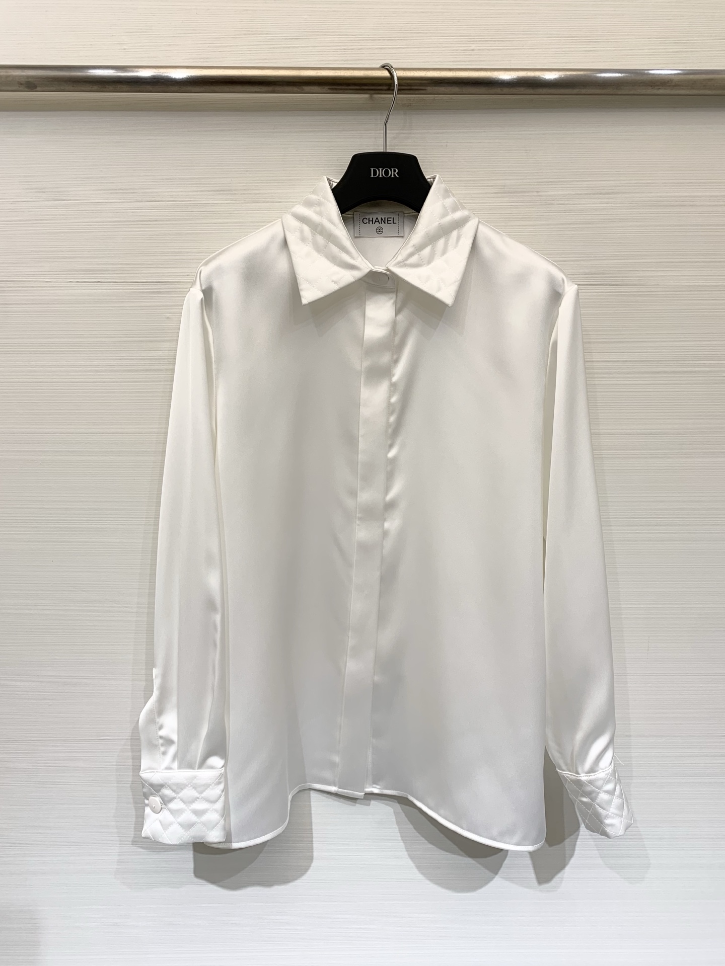 NO:758065,CHANEL 26 early spring series new style French style shirt. The milky white fabric material has its own soft light filter. It has a perfect drape feeling. It is smooth and noble against the skin. The iconic diamond quilting technology is embellished on the lapel and cuffs, which is low-key and exquisite. The neat lapel and single-breasted design can not only support the workplace aura, but also be suitable for dates, parties and other occasions. It breaks the rigidity of conventional shirts and is more flexible and gentle.  Size SML,,chanel,shirts,19860909CHANEL 26早春系列新款 法式小香风衬衫 奶白色的面料材质自带柔光滤镜 垂坠感满分 贴肤顺滑又显贵 标志性的菱格绗缝工艺点缀在翻领与袖口低调又精致 利落的翻领与单排扣设计 既能撑起职场气场,也能适配约会、派对等场合 打破了常规衬衫的刻板 多了几分灵动与温柔 码数SML,,chanel,shirts,,Women's clothing