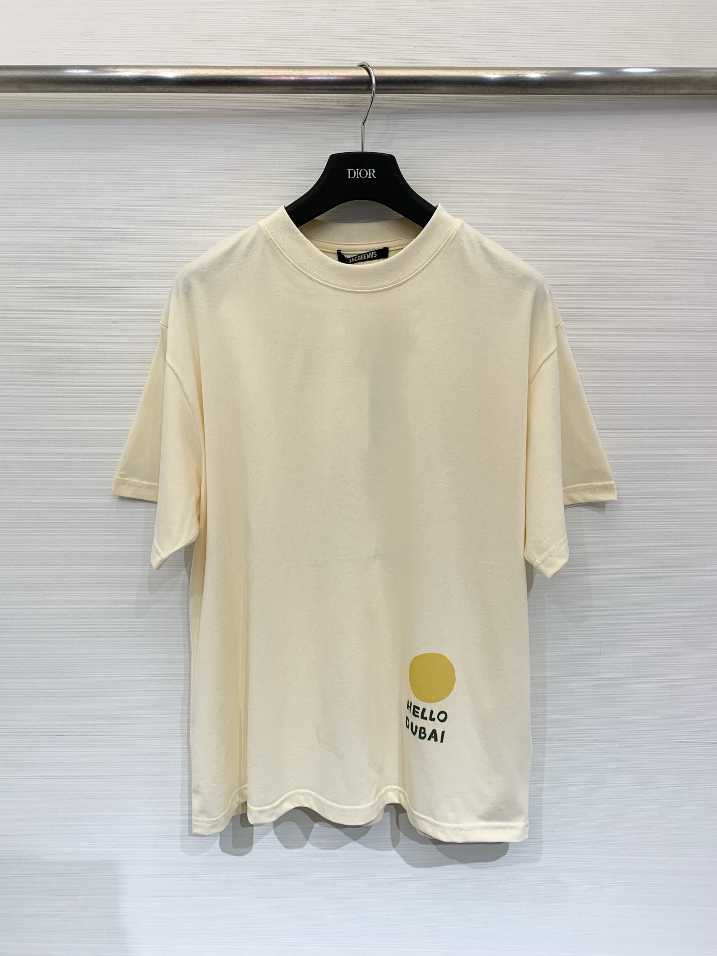 NO:758124,JACQUEMUS 26 new spring and summer style, loose-fitting drop-shoulder short-sleeved T-shirt, classic round neck design, casual and lazy style, soft cream yellow/light goose yellow background, warm and fresh vision, the back is the visual core, using interesting hand-painted style printing of dark green coconut trees + bright yellow round sun, French casual, holiday style, simple and retro, suitable for spring and summer seasons with jeans, skirts and other items  Size SMLXL,,skirts,jeans,T-shirt,tees,t-shirt,19860909JACQUEMUS 26春夏新款 宽松落肩短袖T恤,经典圆领设计,版型偏休闲慵懒,柔和的奶油黄/浅鹅黄底色,视觉温暖清新,后背为视觉核心,采用趣味手绘风印花深绿色椰树+明黄色圆形太阳,法式休闲、度假风、简约复古,适合春夏季节搭配牛仔裤、半裙等单品 码数SMLXL,,skirts,jeans,T-shirt,tees，t-shirt,,Women's clothing