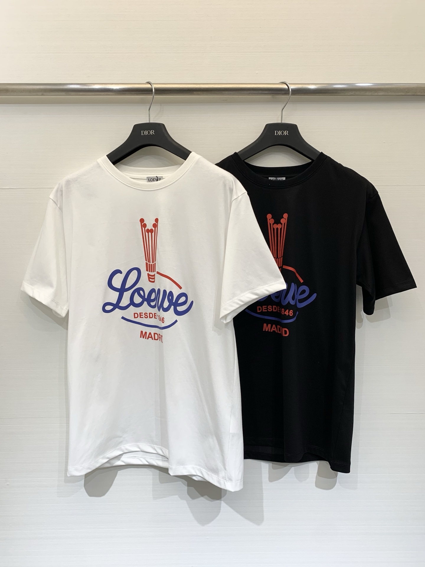 NO:758107,Loewe 26 spring and summer new style printed Logo T-shirt, American retro style, two-color sml,, loewe, tees, t-shirt,19860909Loewe 26春夏新款 印花LogoT恤 美式复古腔调 两色sml,,loewe,tees，t-shirt,,Women's clothing