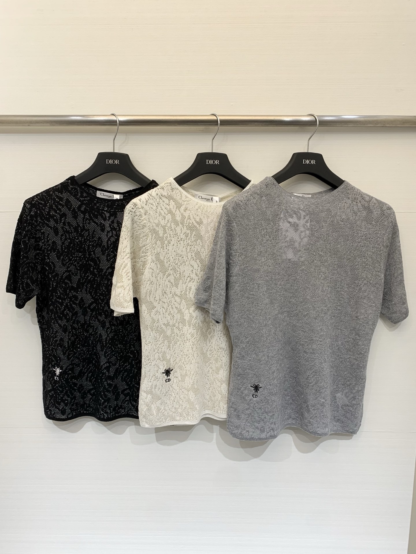 NO:758099,Dior 26 spring and summer new style, customized lace short-sleeved style, logo pattern decoration, series models shipped, upper body with high-end atmosphere, three-color SML, dior, T-shirt,19860909Dior 26春夏新款 定制蕾丝短袖款 logo图案修饰点缀 系列款出货 上身高级氛围感 三色SML,,dior,T-shirt,,Women's clothing