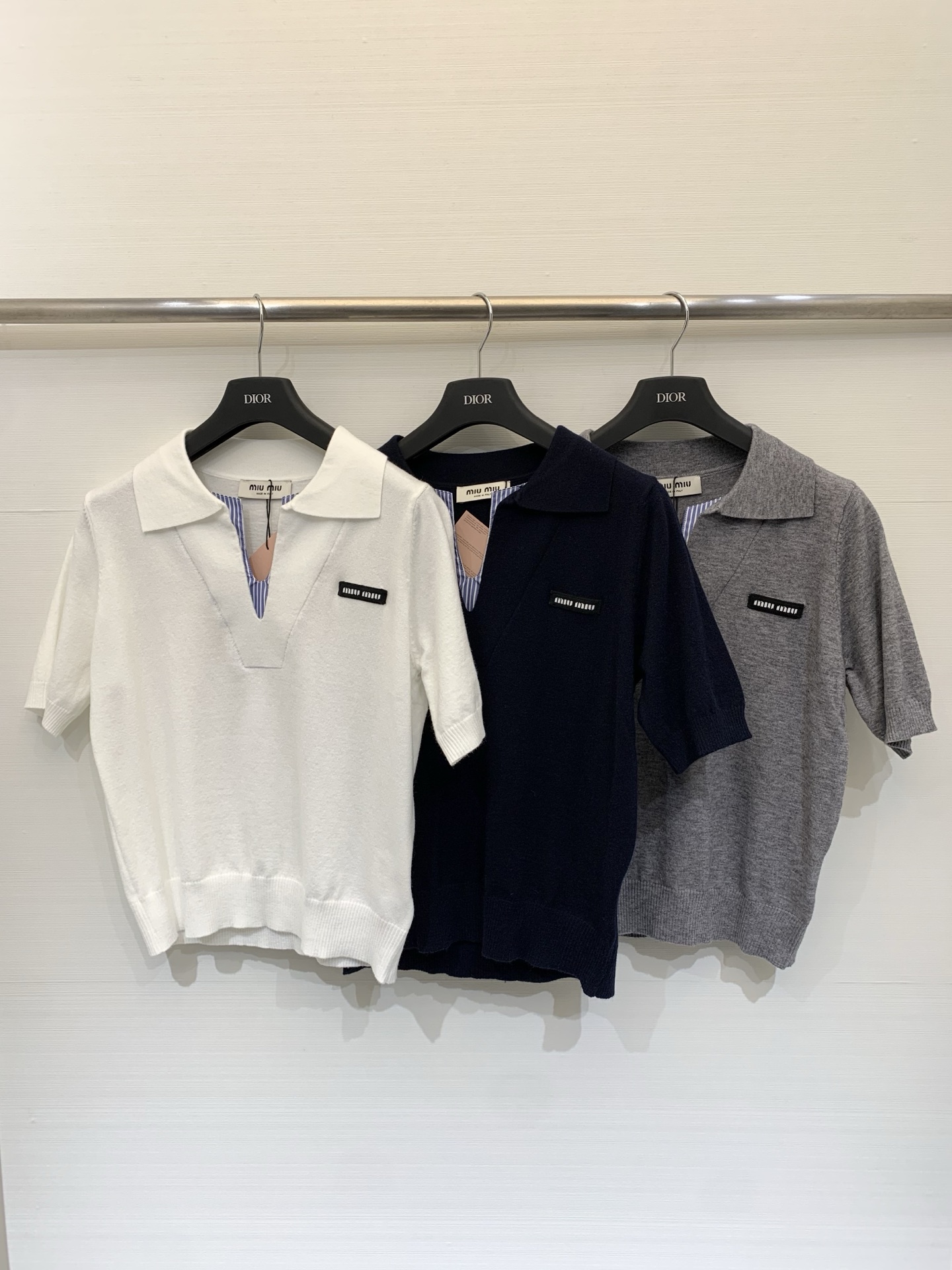 NO:758084,MIUMI* 26 new spring and summer style lapel spliced ​​shirt short-sleeved style logo pattern decoration upper body high-end atmosphere three-color SML,,miumiu,shirts,T-shirt,19860909MIUMI* 26春夏新款 翻领拼接衬衫短袖款 logo图案修饰点缀 上身高级氛围感 三色SML,,miumiu,shirts,T-shirt,,Women's clothing