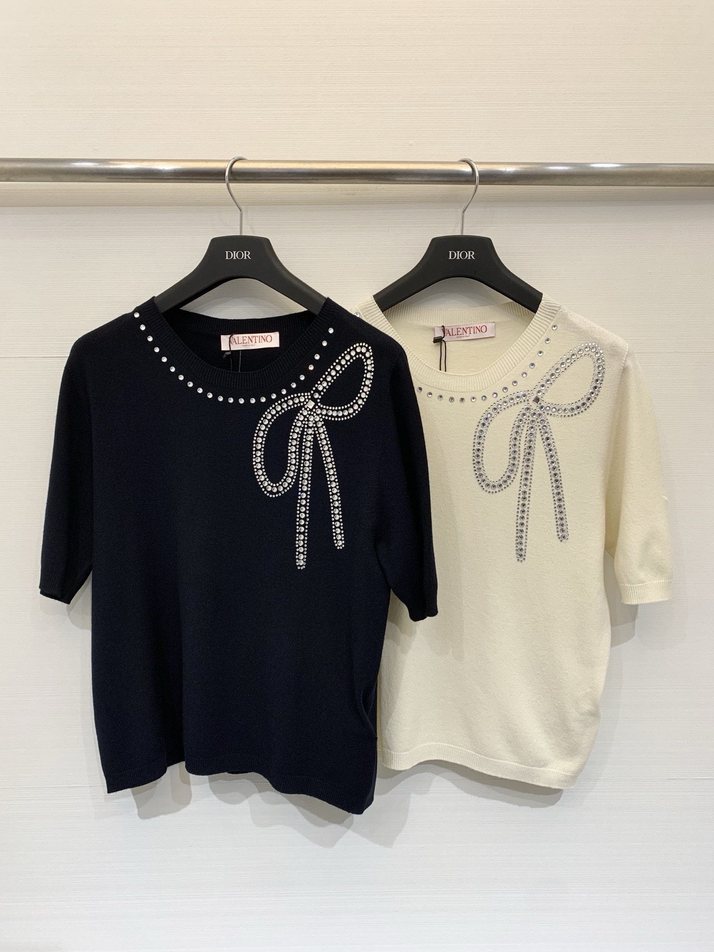 NO:758077,Valentino 26 spring and summer new model, bow handmade diamond short-sleeved style, logo pattern decoration, upper body with high-end atmosphere, two-color SML, valentino, T-shirt,19860909Valentino 26春夏新款 蝴蝶结手工钻短袖款 logo图案修饰点缀 上身高级氛围感 两色SML,,valentino,T-shirt,,Women's clothing